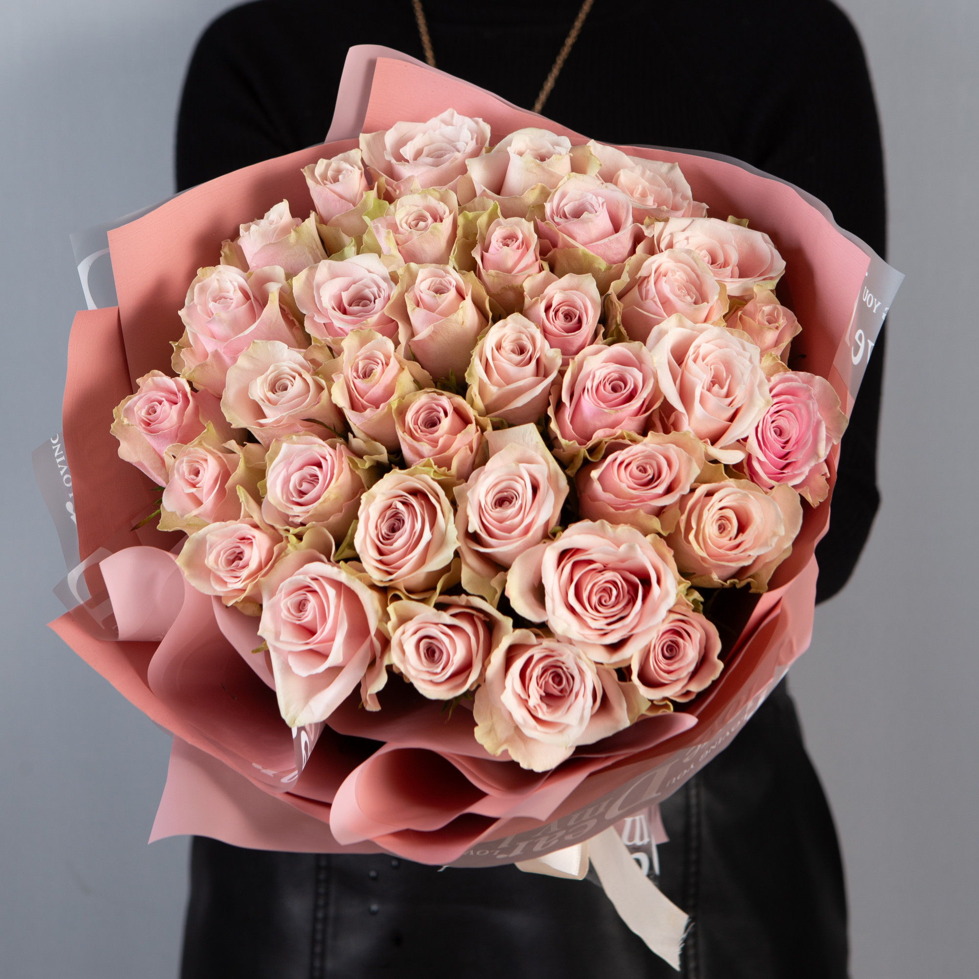 Букет 35 нюдовых роз Кения  40 см в  упаковке