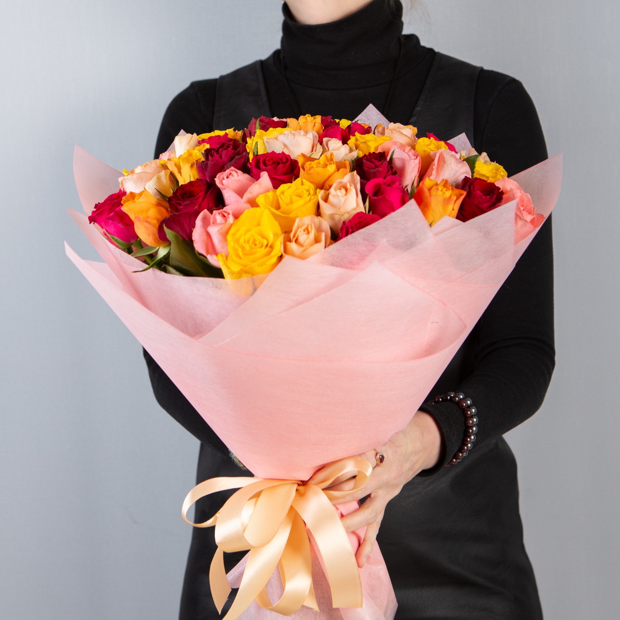 Букет 51 роза Кения микс 40 см в упаковке