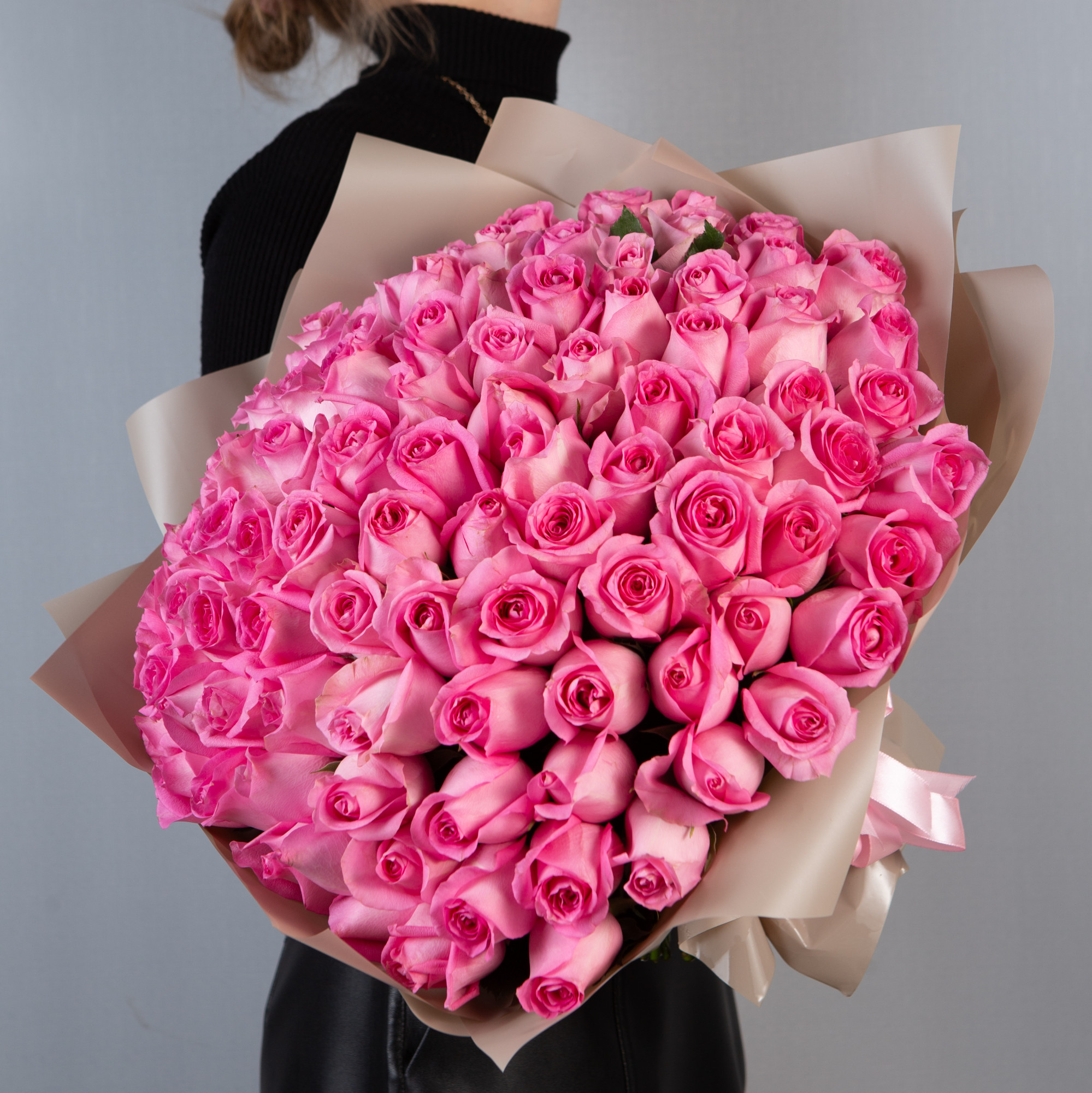 Букет 101 розовая роза Кения 40 см  в упаковке