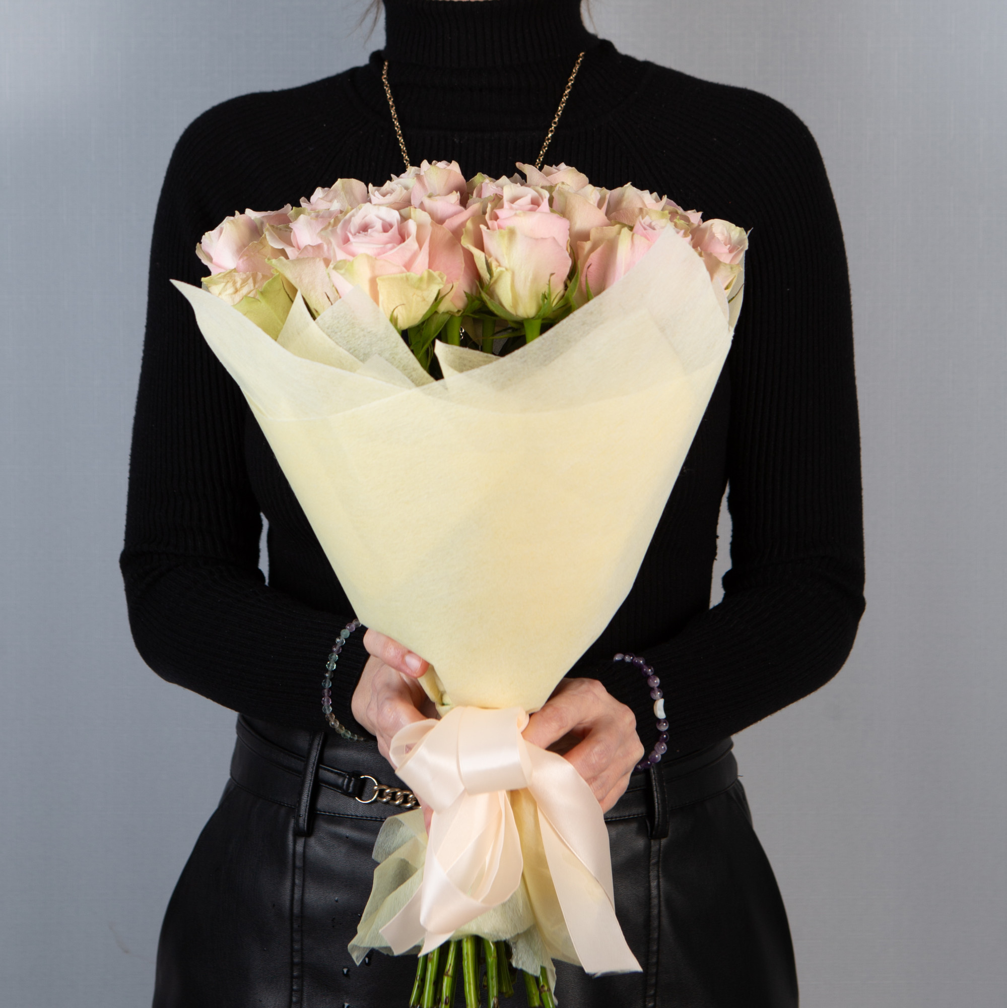 Букет 25 нюдовых роз Кения 40 см  в упаковке