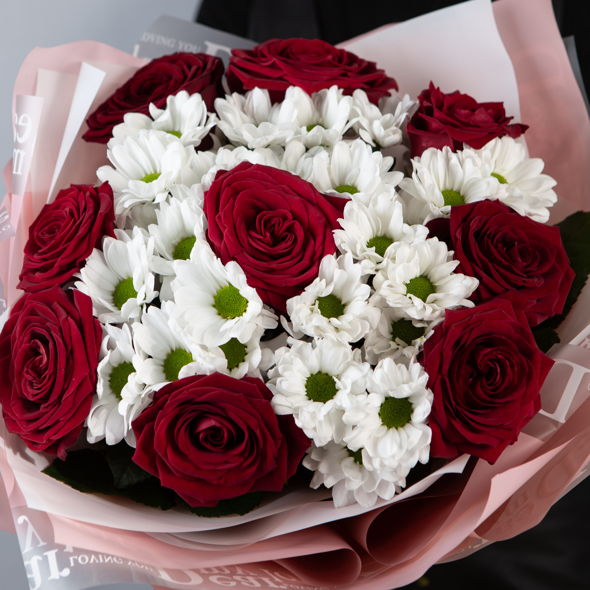 Букет из красных роз и белых хризантем