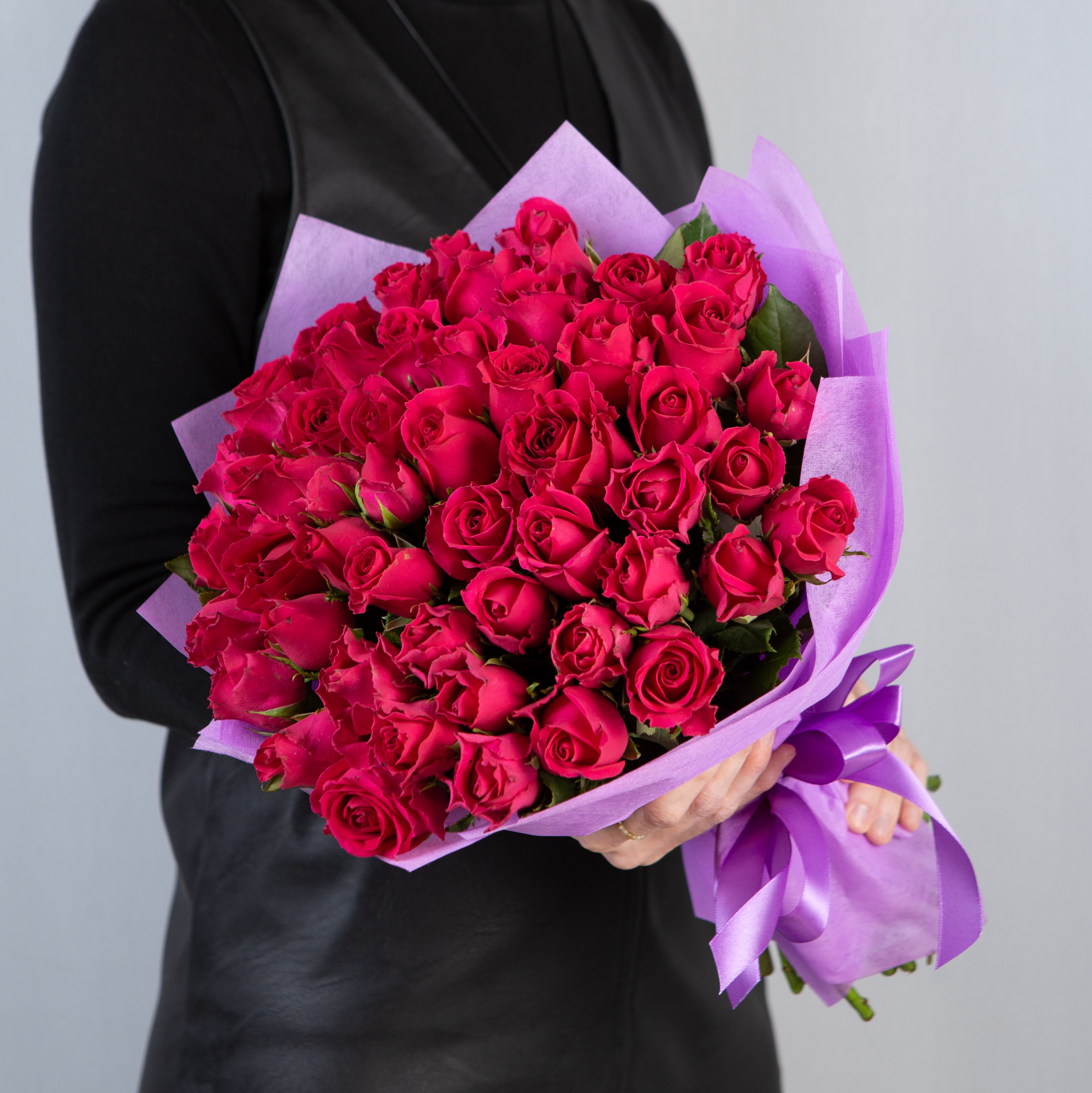 Букет 51 малиновая роза Кения  40 см в упаковке