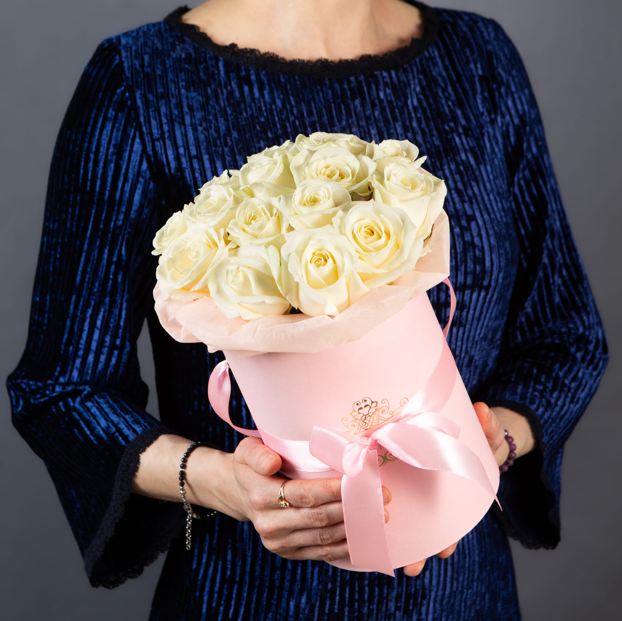 15 белых роз в маленькой розовой шляпной коробке №196