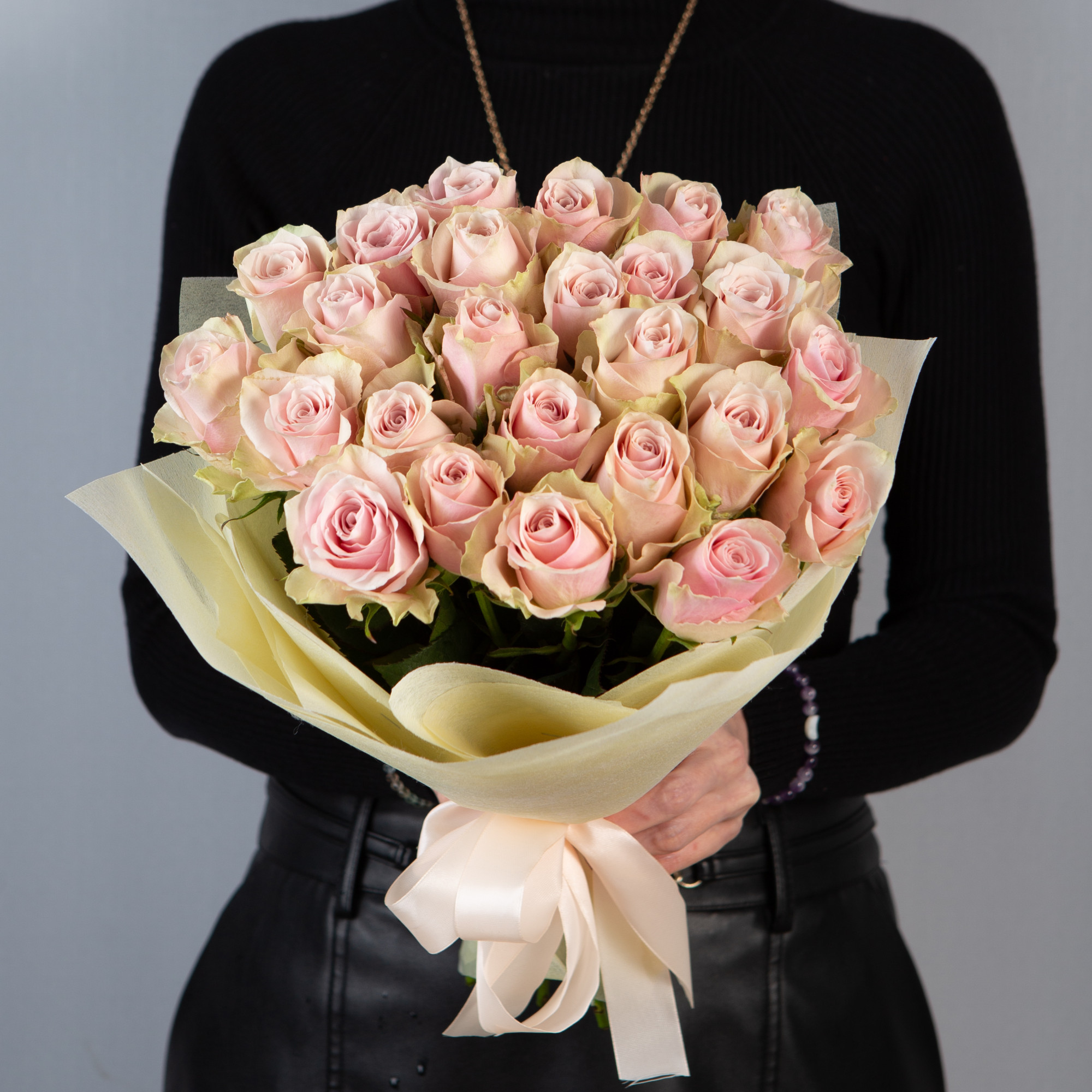 Букет 25 нюдовых роз Кения 40 см  в упаковке