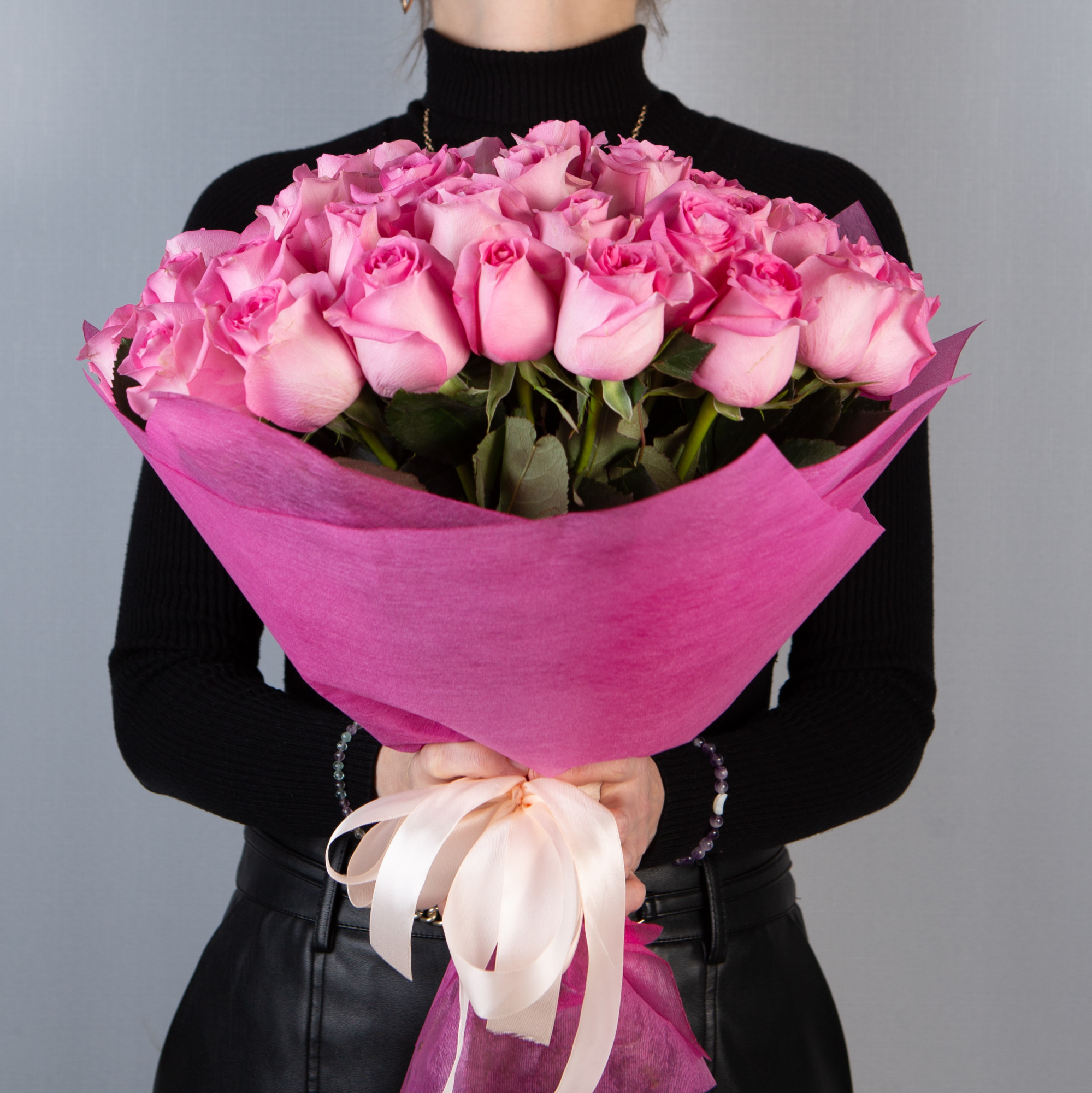 Букет 51 розовая роза Кения 40 см в упаковке