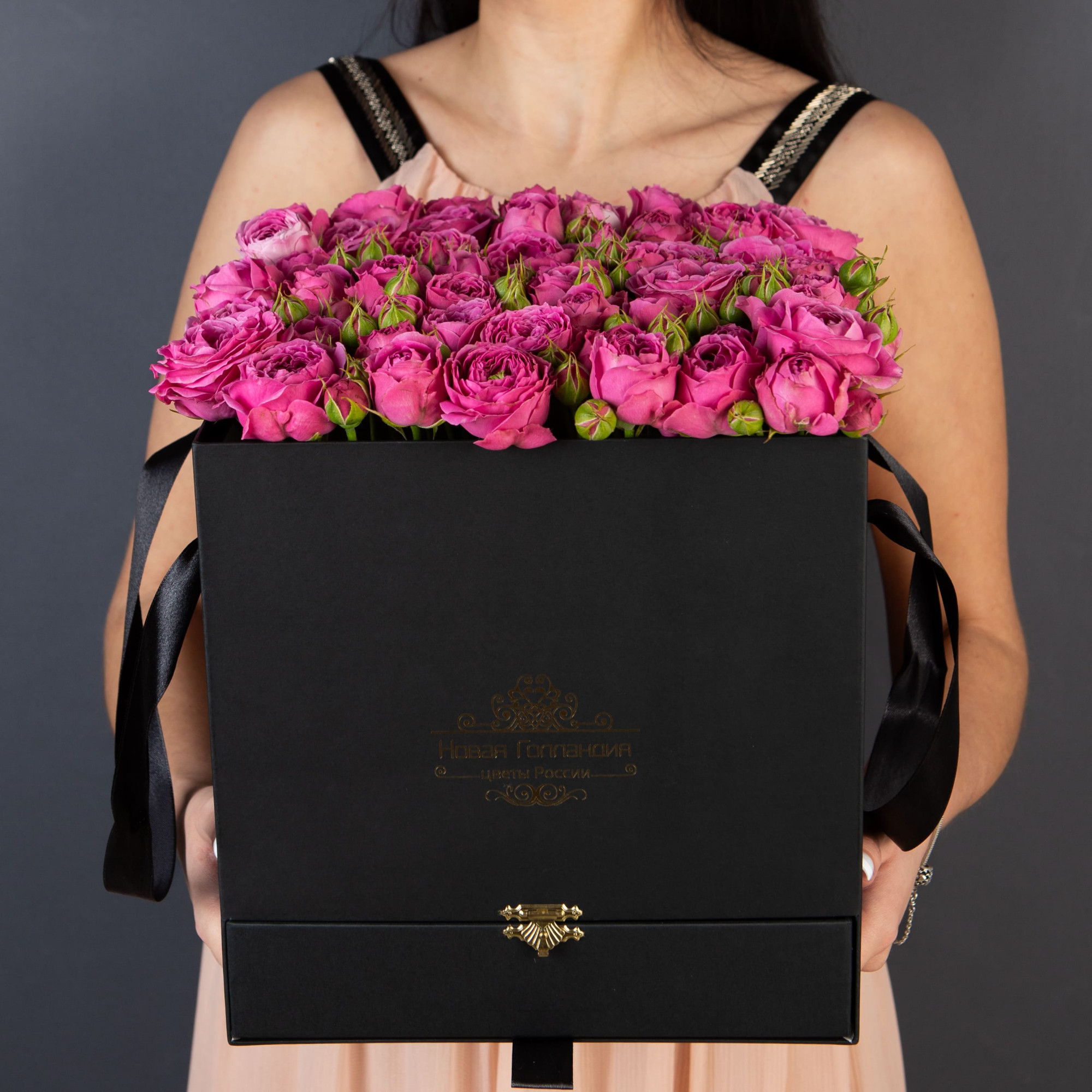 Красная коробка-шкатулка с розовой кустовой пионовидной розой №624