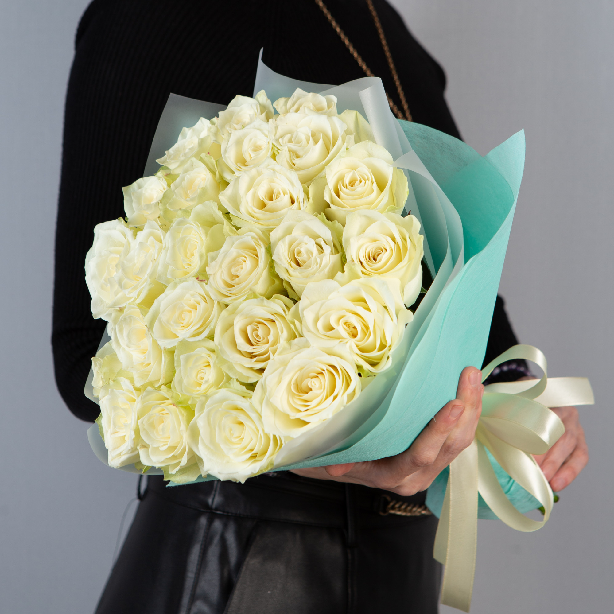 Букет 25 белых роз Кения 40 см  в упаковке