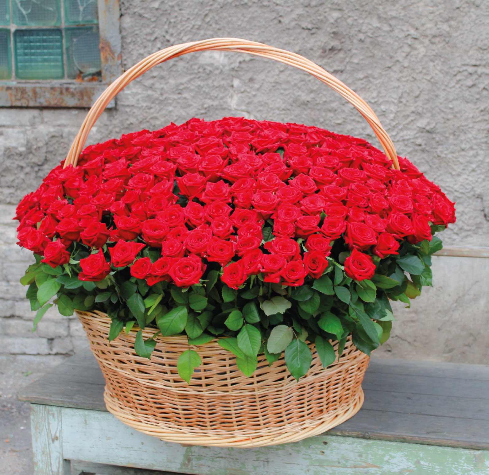 Композиция 301 красная роза в корзине
