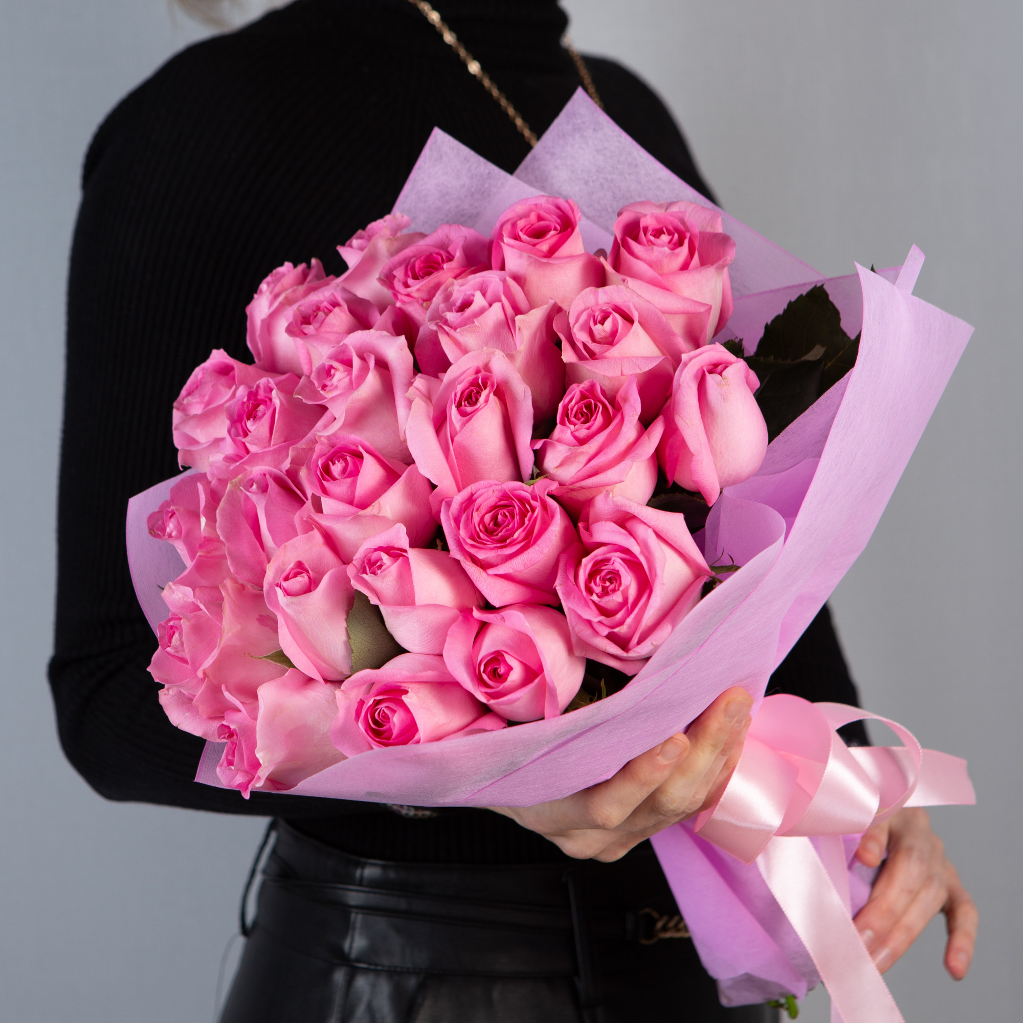 Букет 25 розовых роз Кения 40 см в упаковке