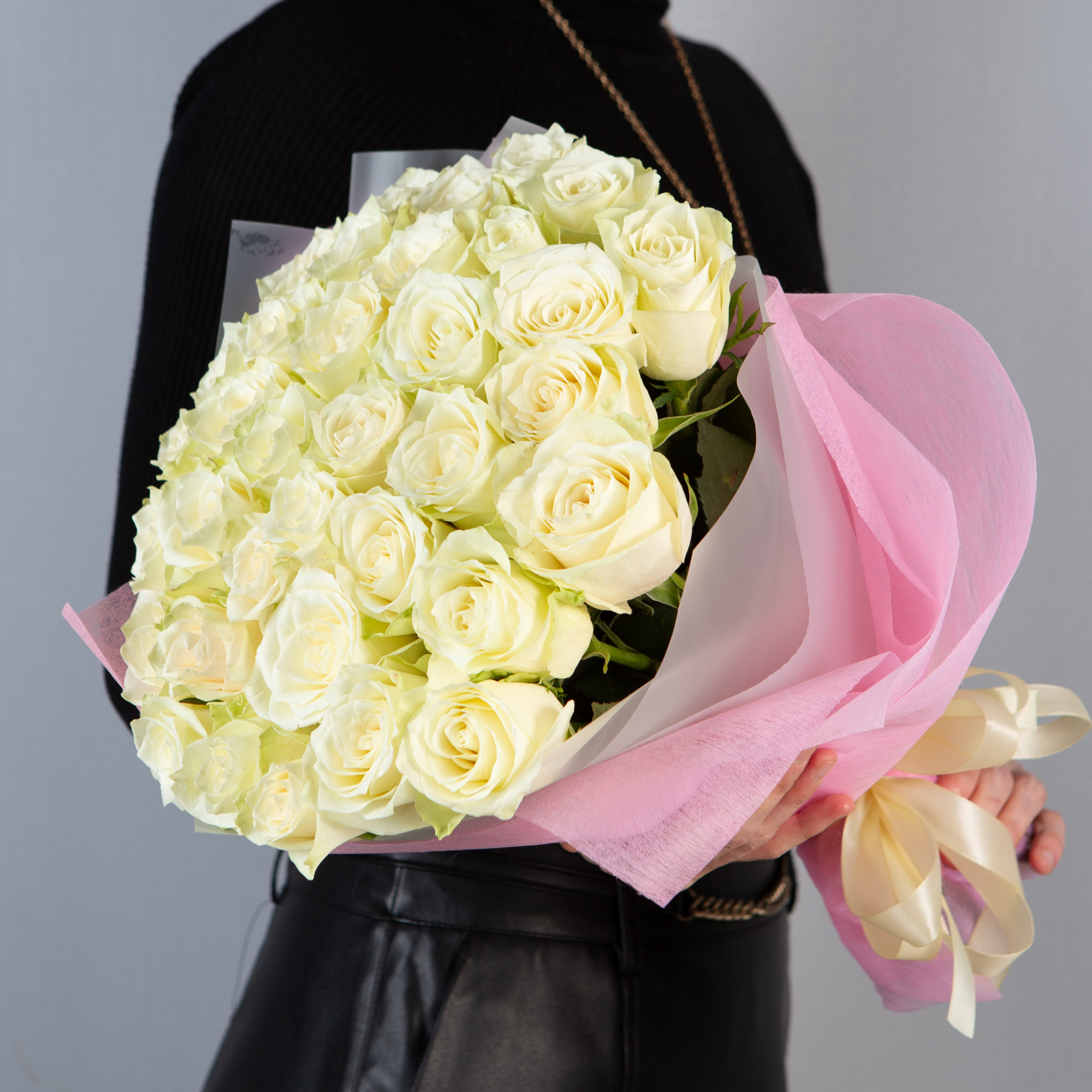 Букет 35 белых роз Кения  40 см в  упаковке