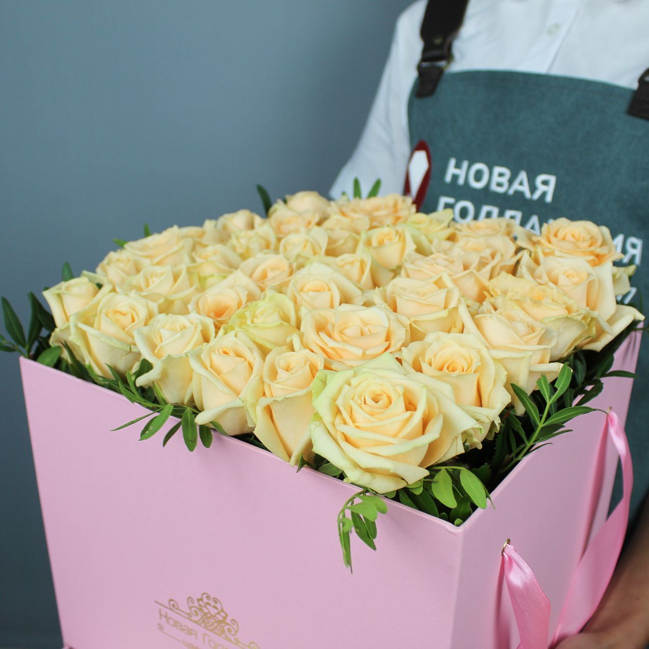 35 кремовых роз в большой розовой коробке шкатулке с макарунсами №471
