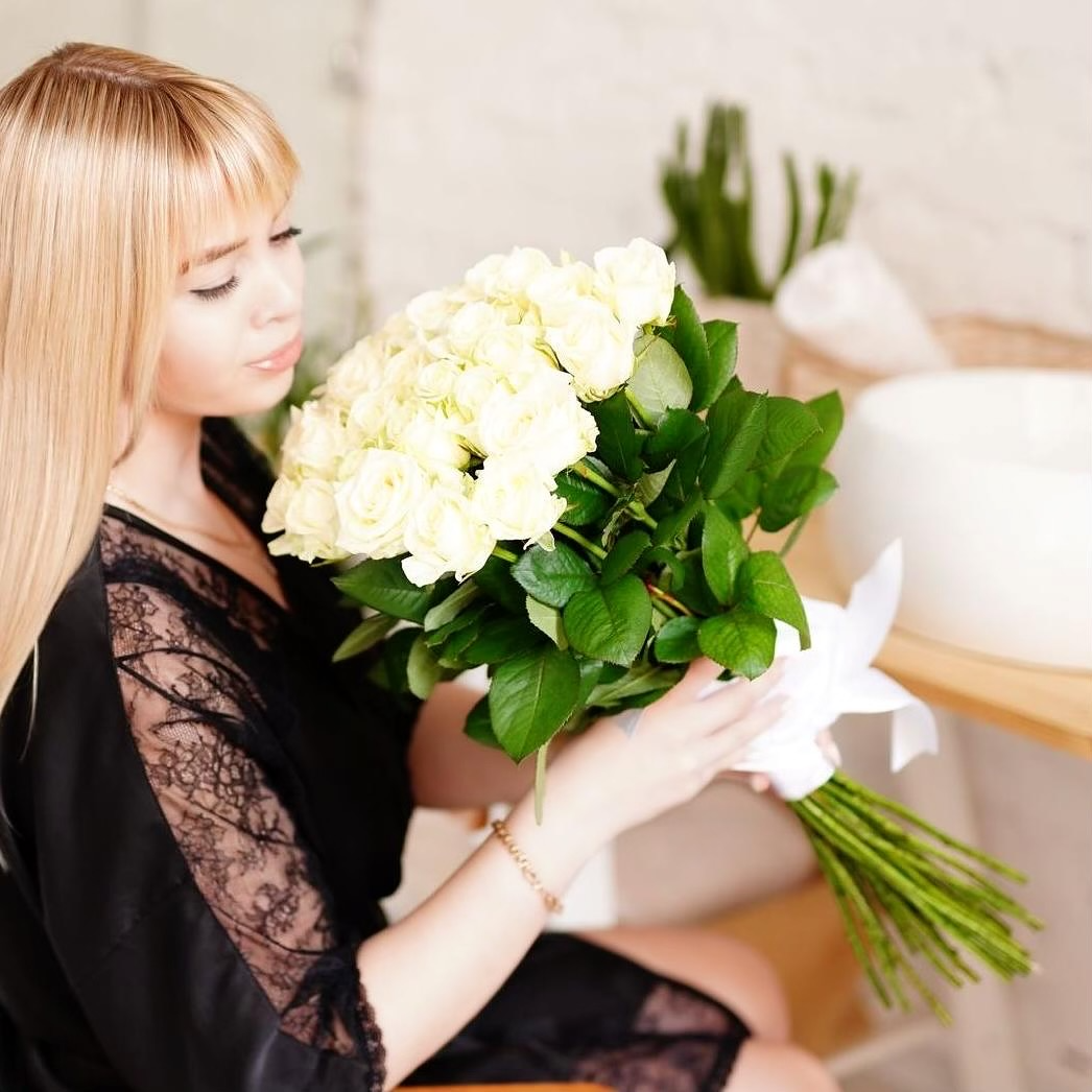 Букет 25 белых роз 70см