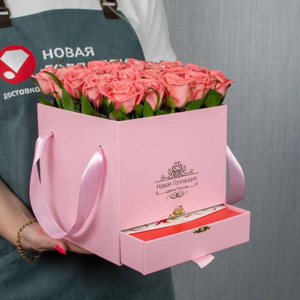 Розовая коробка шкатулка 25 коралловых роз Raffaello в подарок