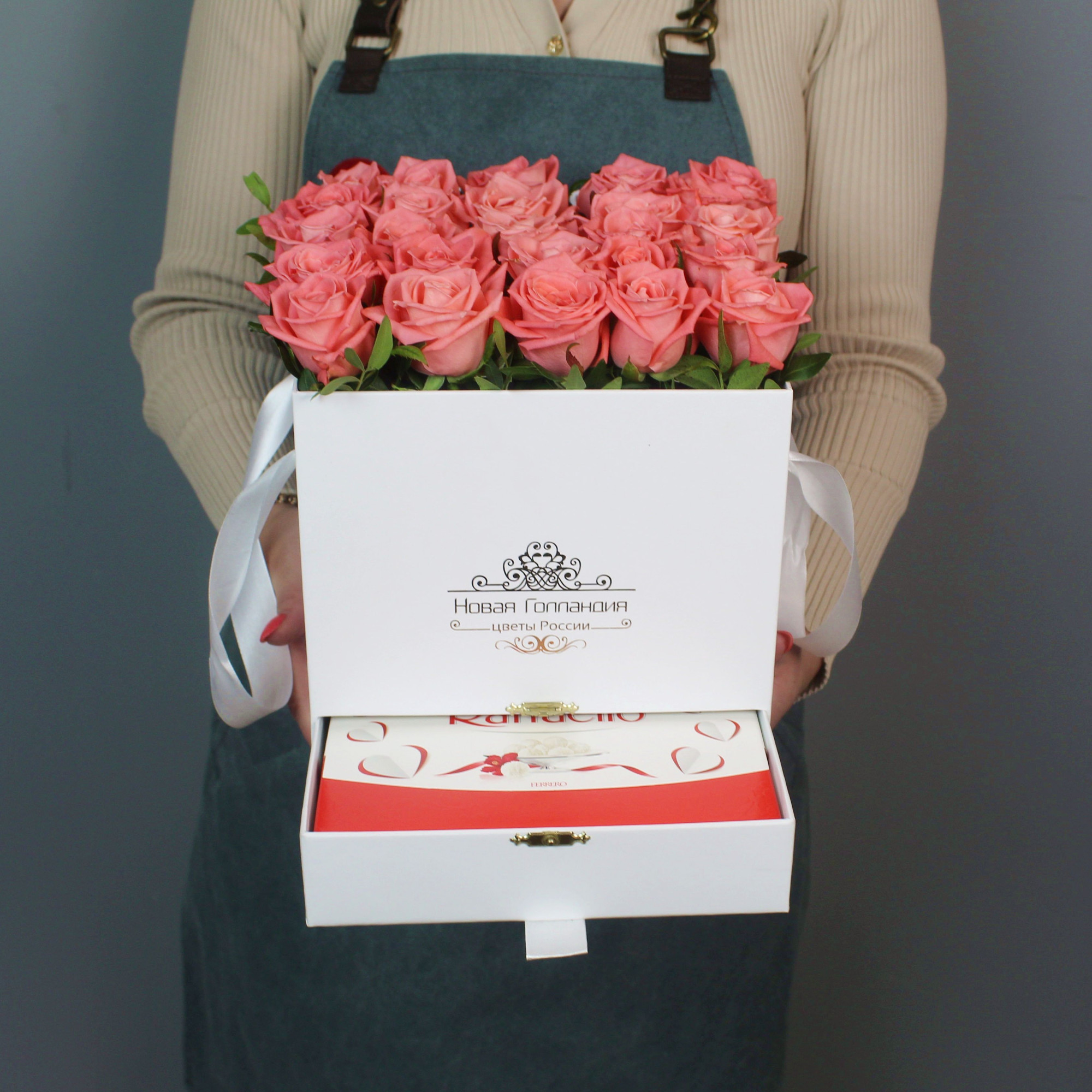 Белая коробка шкатулка 25 коралловых роз Raffaello в подарок
