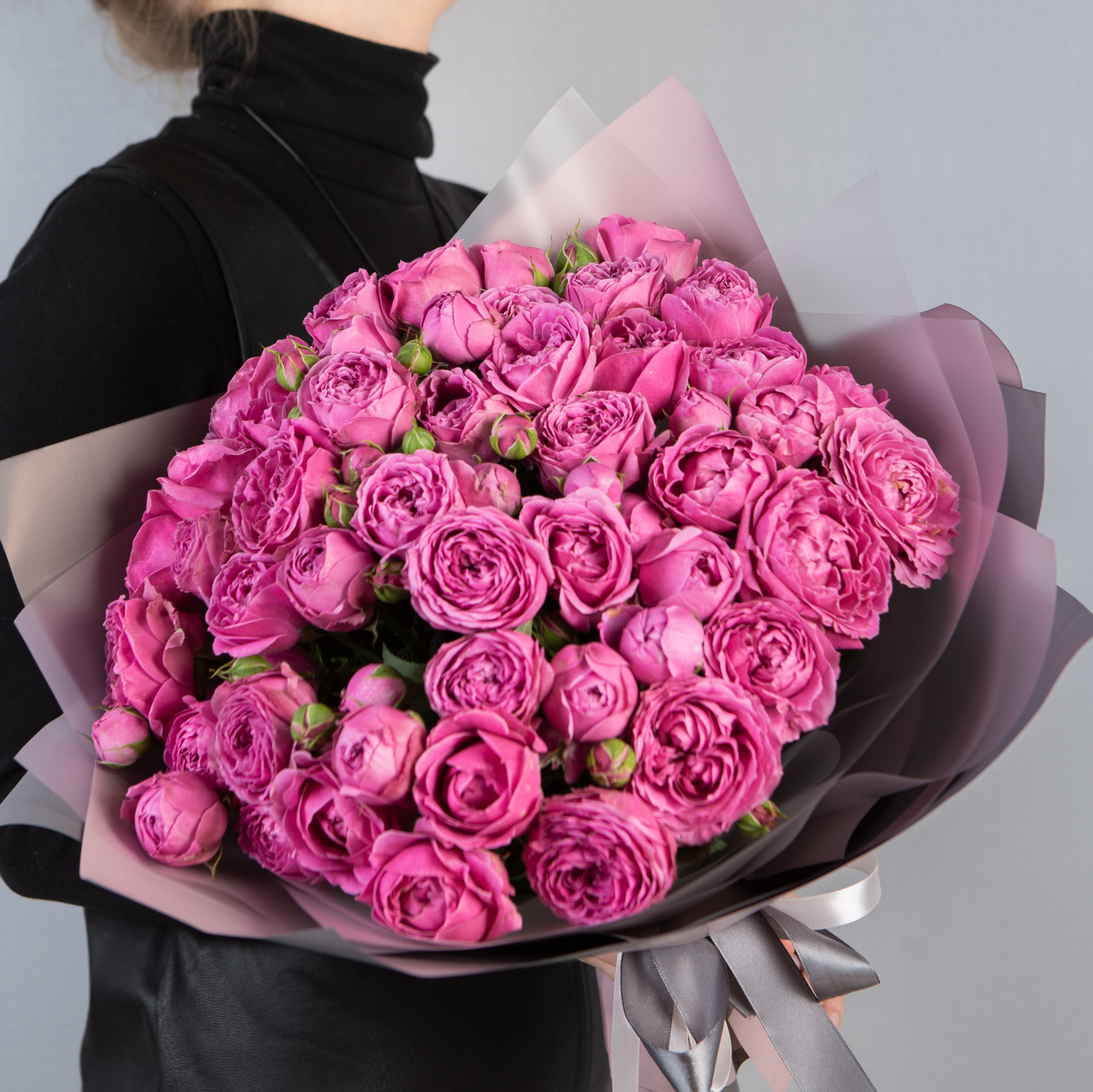 Букет из 17 розовых кустовых пионовидных роз 40 см
