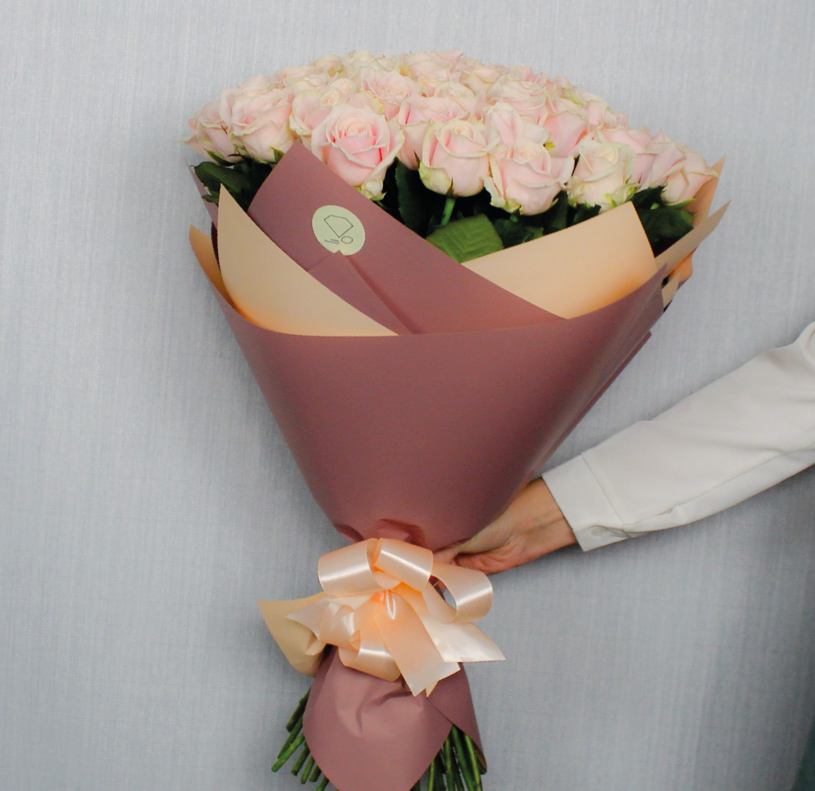 Букет 51 нюдовая роза 70см