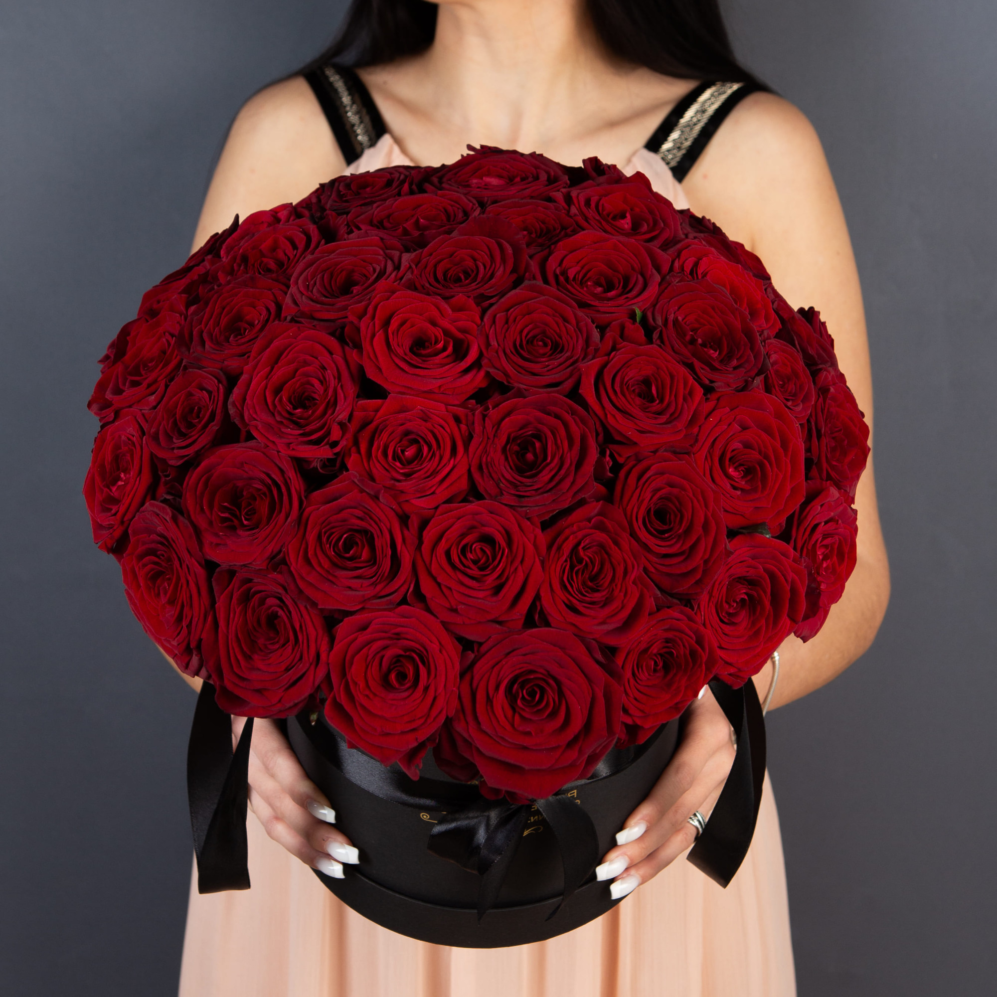 51 Красная роза в большой розовой шляпной коробке №308