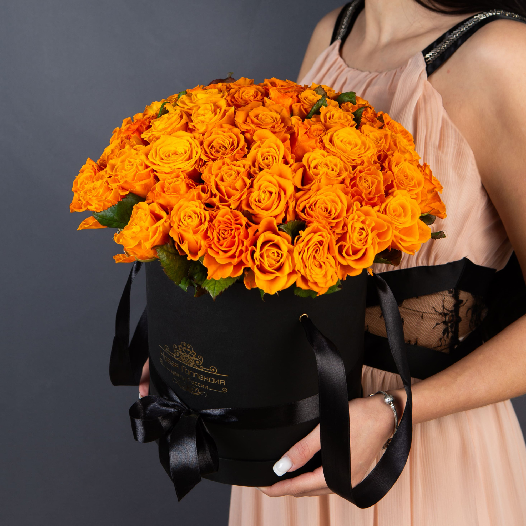 51 Оранжевая роза в большой черной шляпной коробке №335