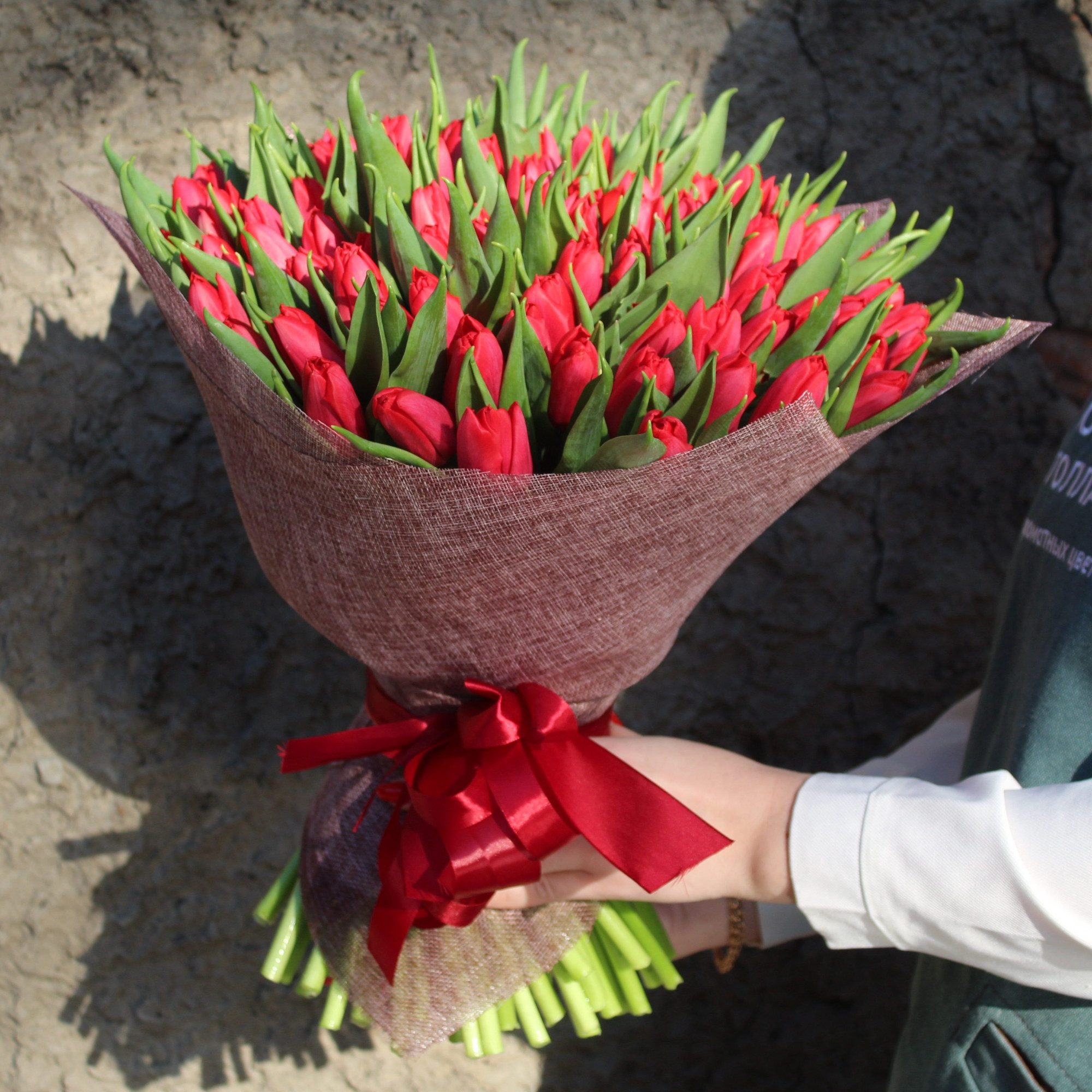 Букет 101 красный тюльпан