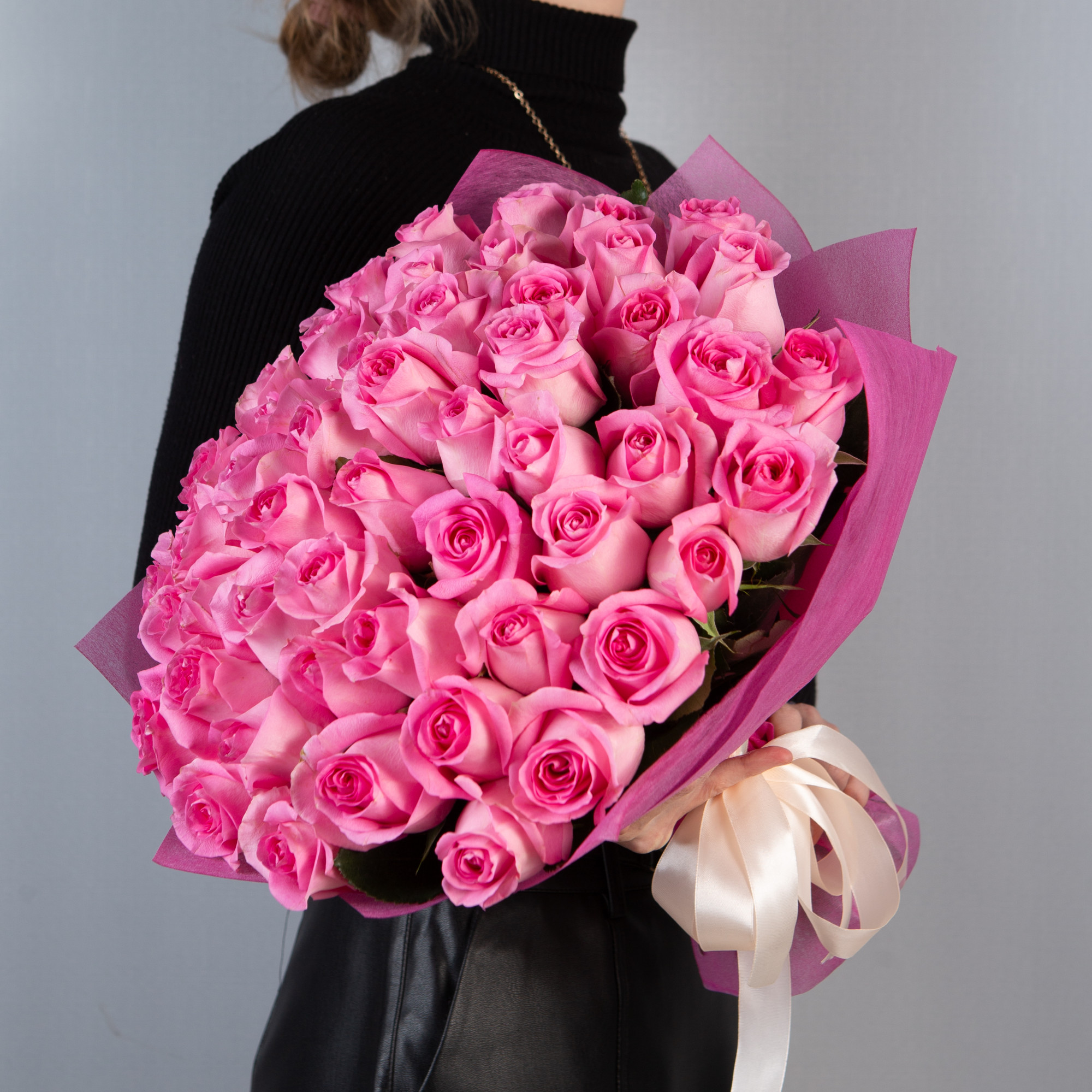 Букет 51 розовая роза Кения 40 см в упаковке