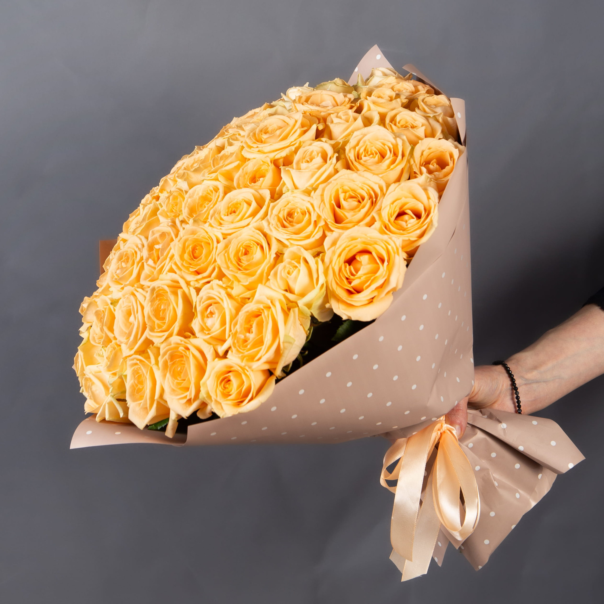 Букет 55 кремовых роз 40 см