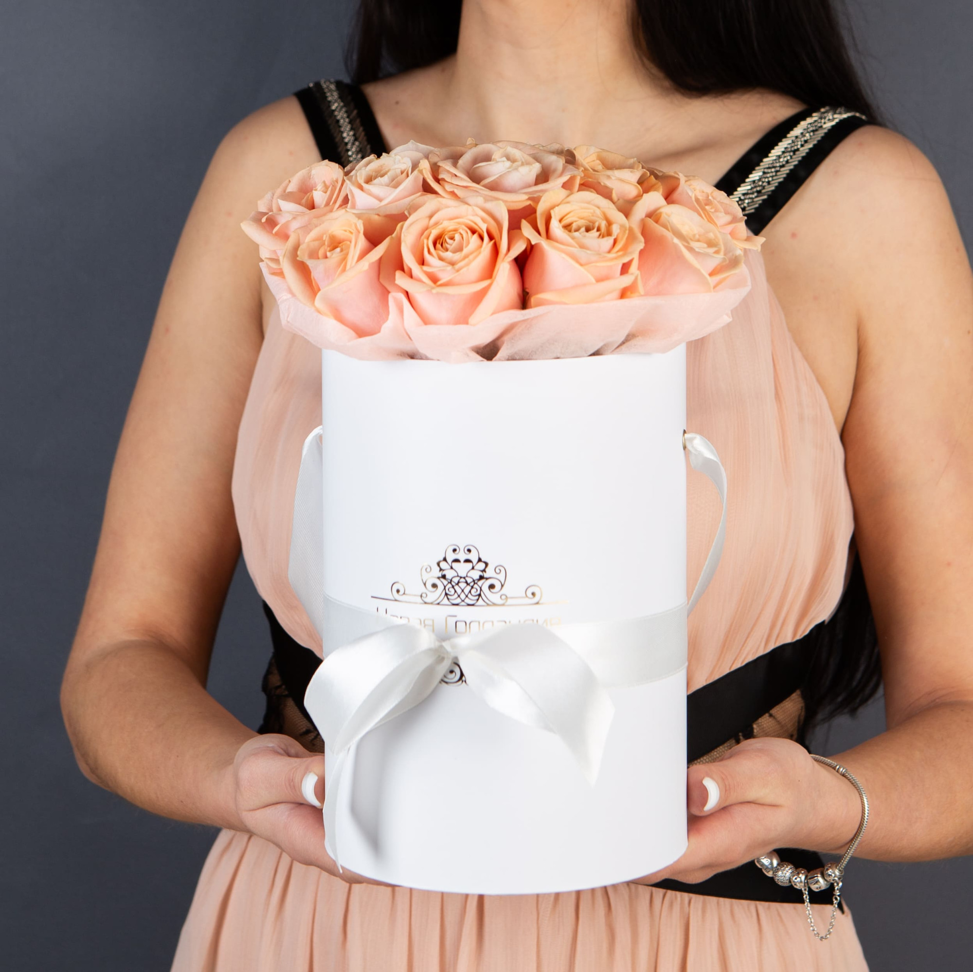 15 нюдовых роз в маленькой розовой шляпной коробке №340