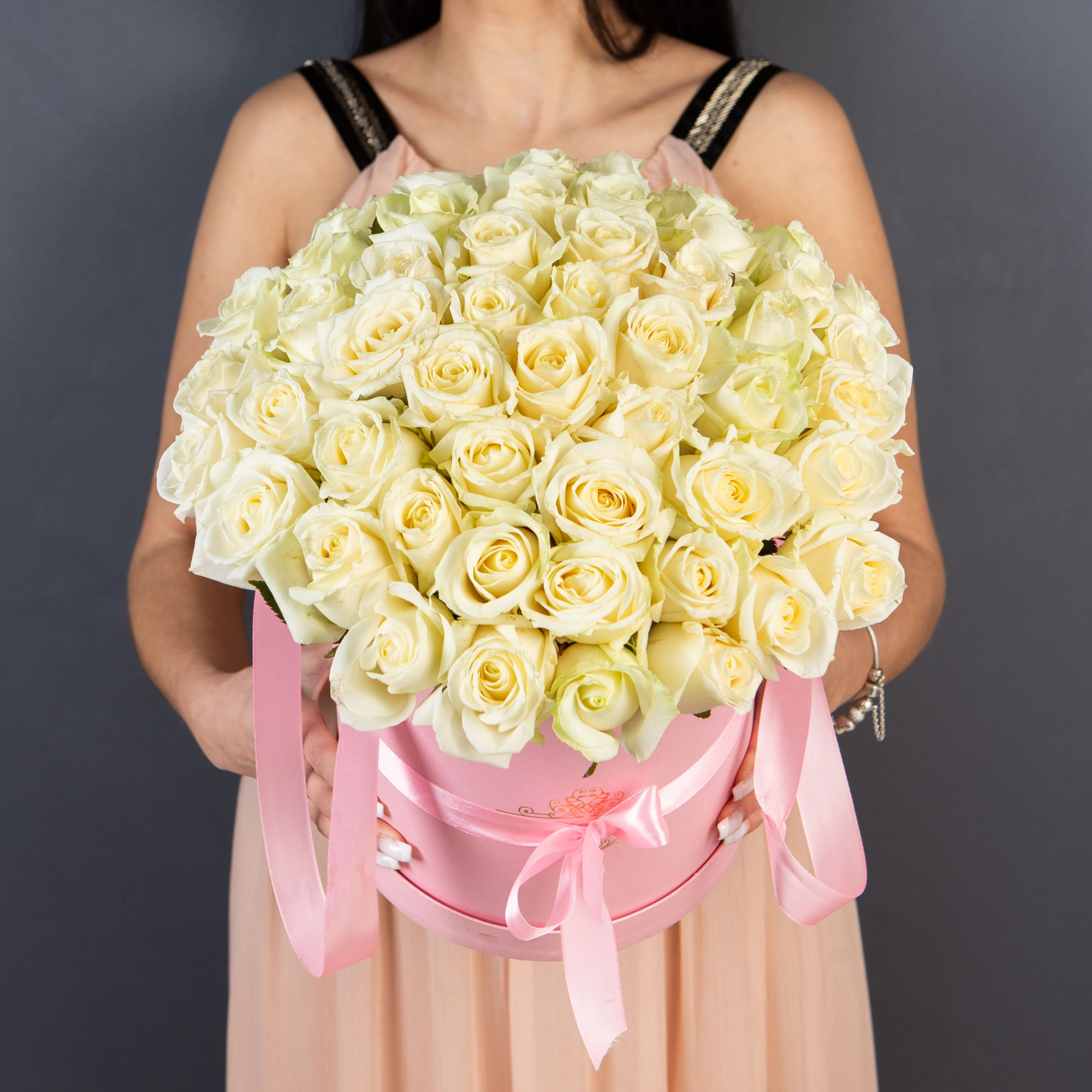 51 Белая роза в большой розовой шляпной коробке №114