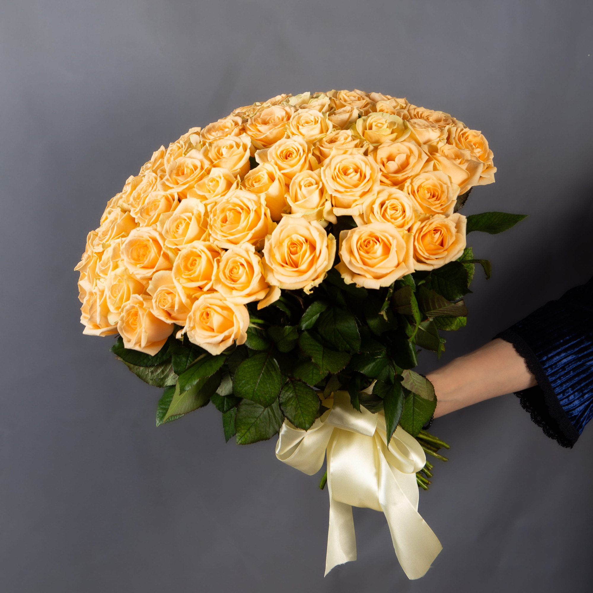 Букет 75 кремовых роз 40 см