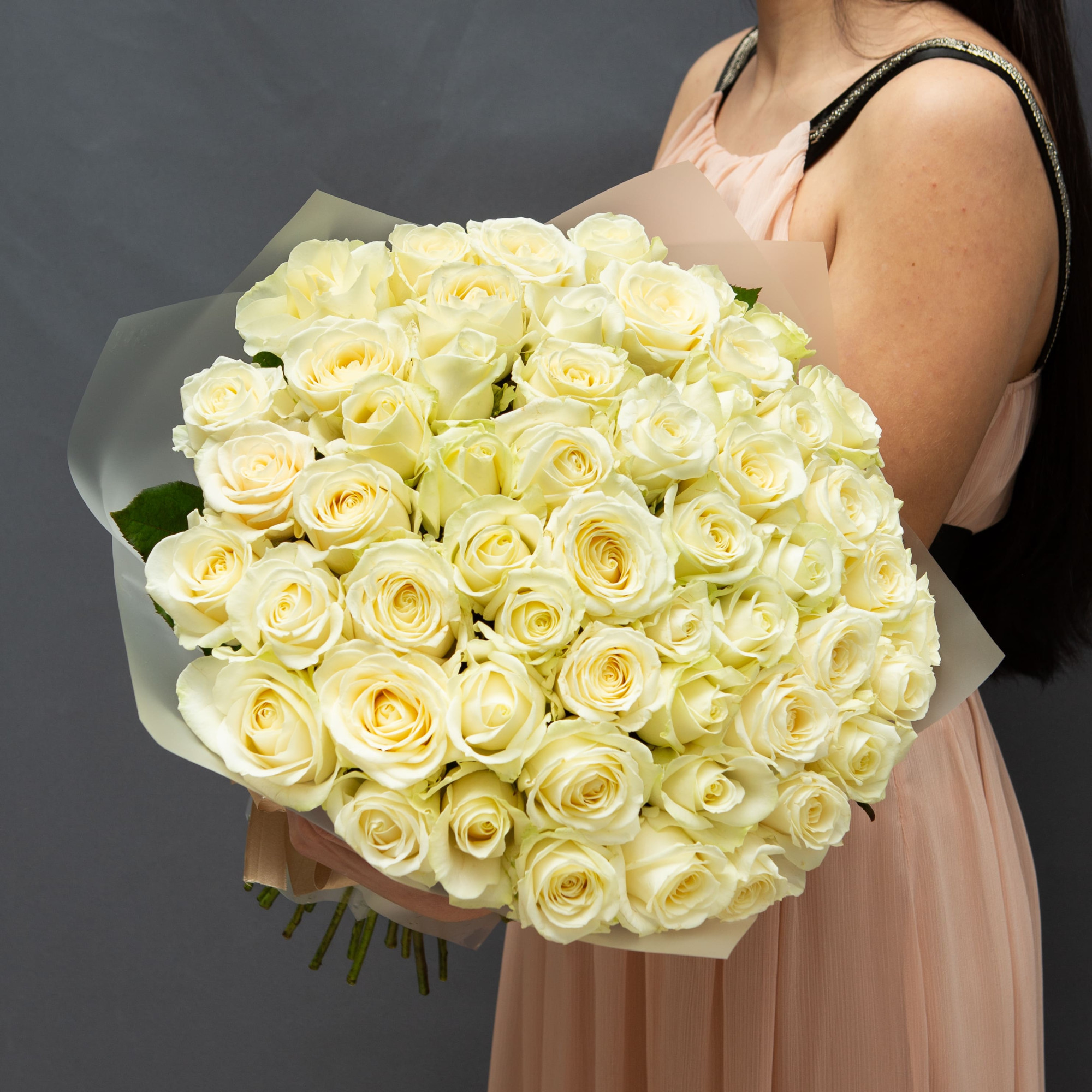 Букет 55 белых роз 50 см.