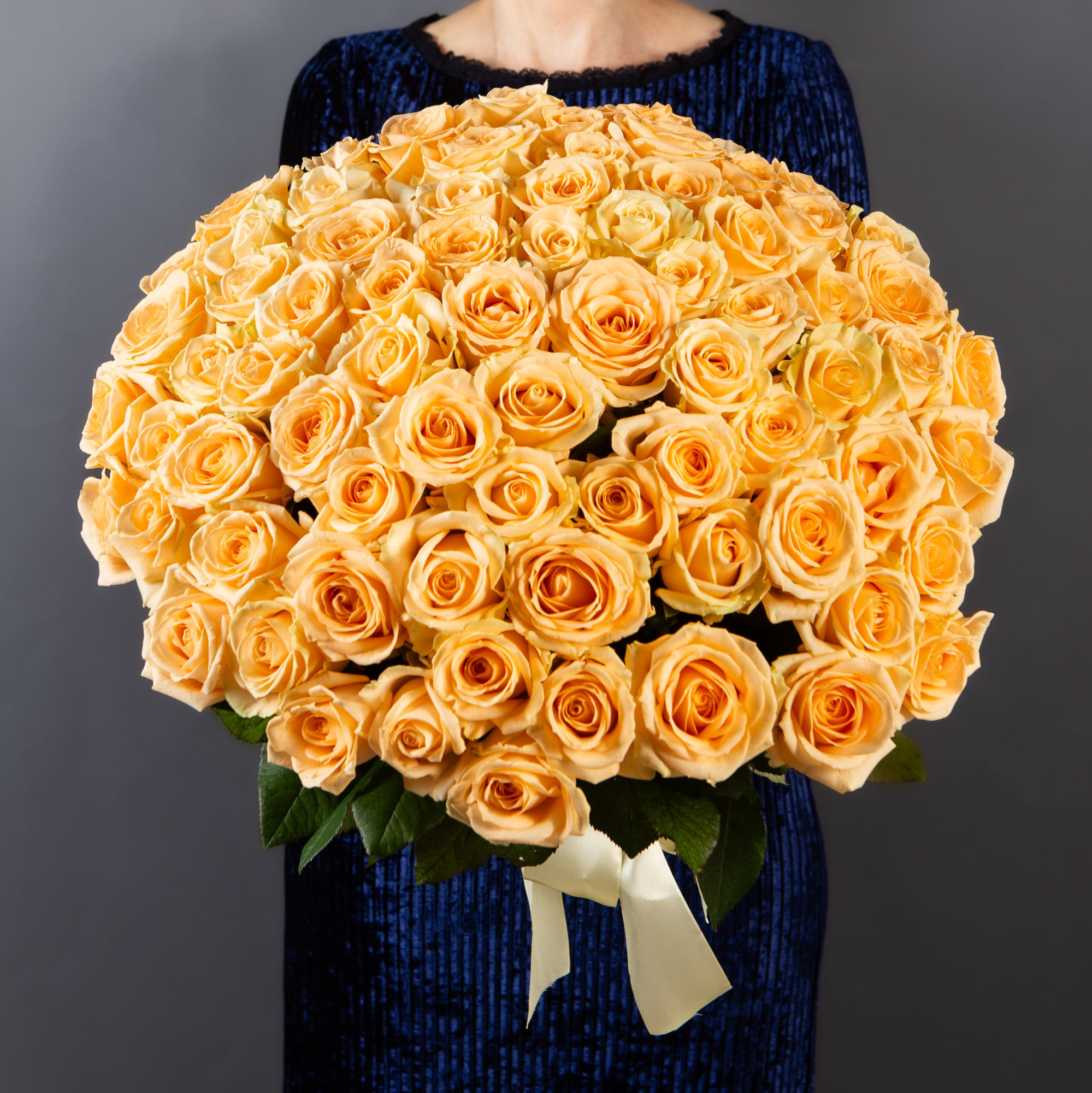 Букет 75 кремовых роз 40 см