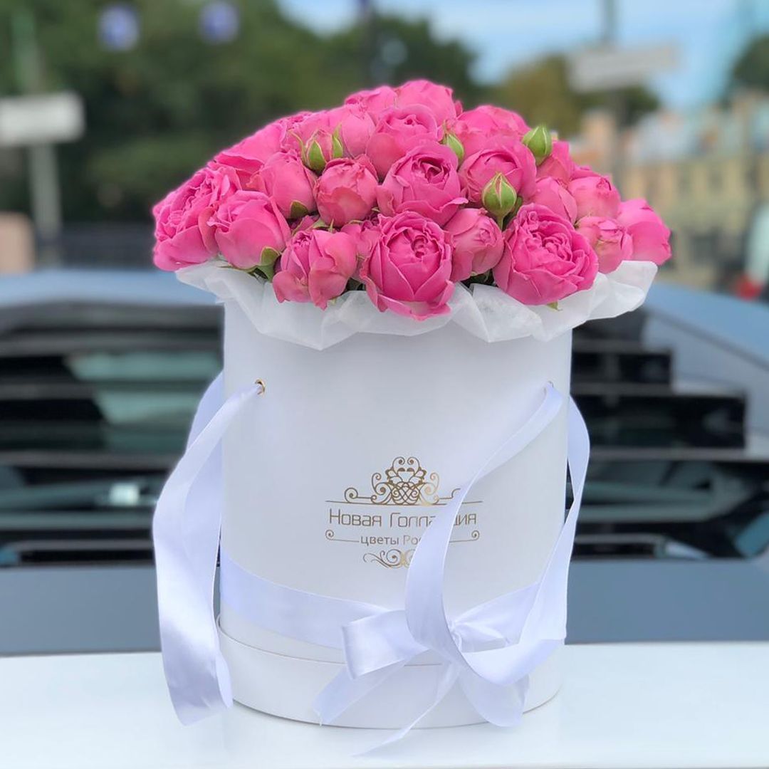 11 розовых кустовых пионовидных роз в белой шляпной коробке №22