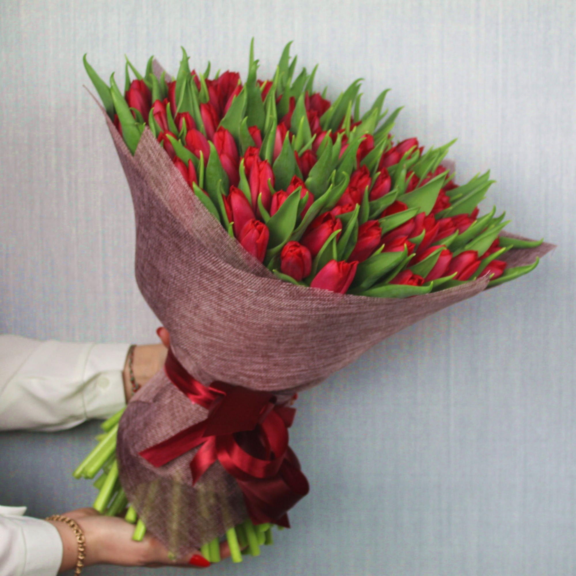 Букет 101 красный тюльпан