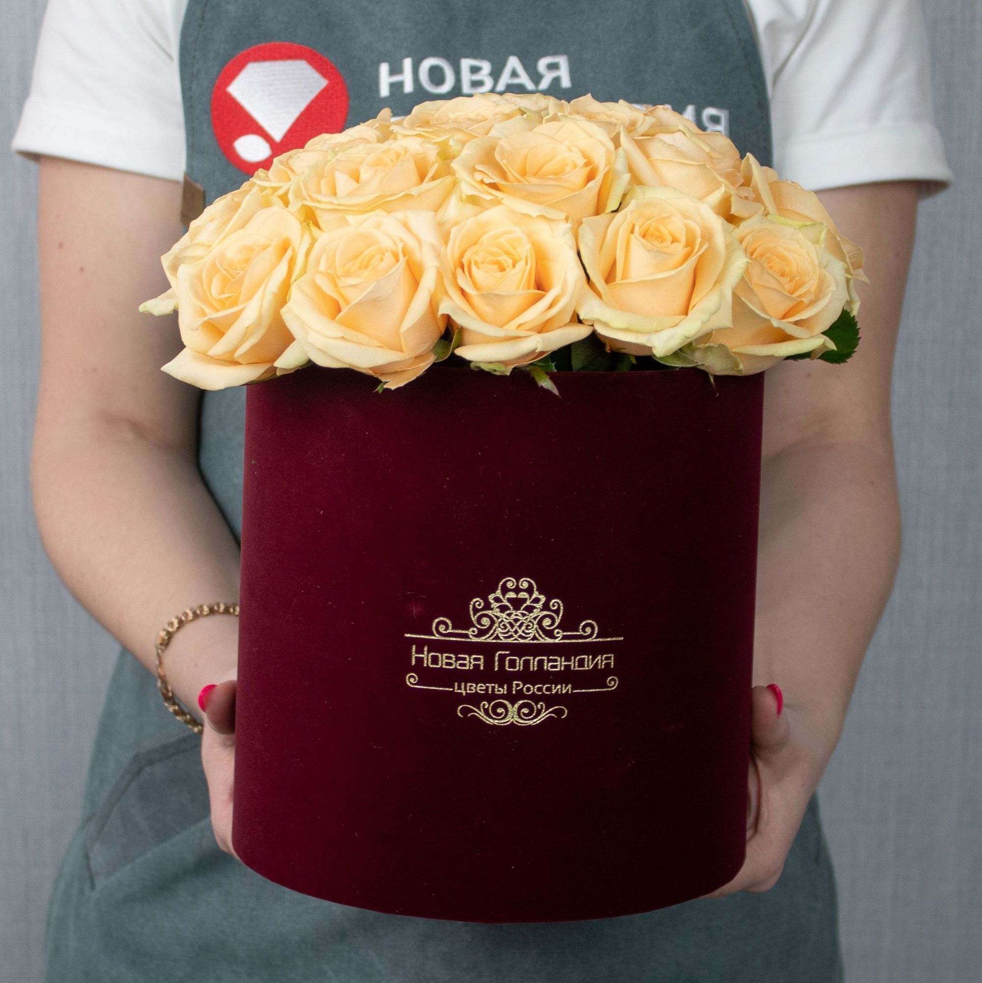 25 кремовых роз в бархатной коробке LUX