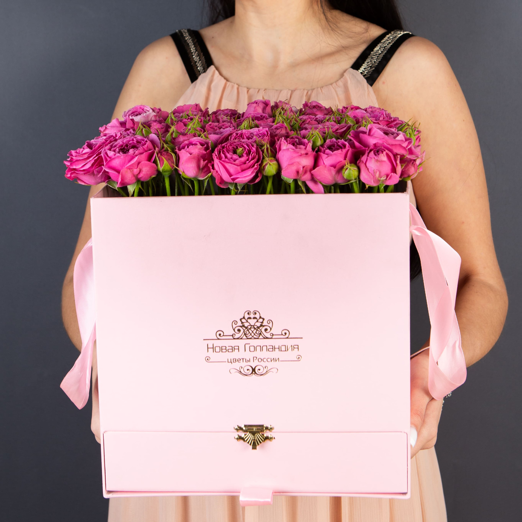 Розовая коробка-шкатулка с розовой кустовой пионовидной розой №626