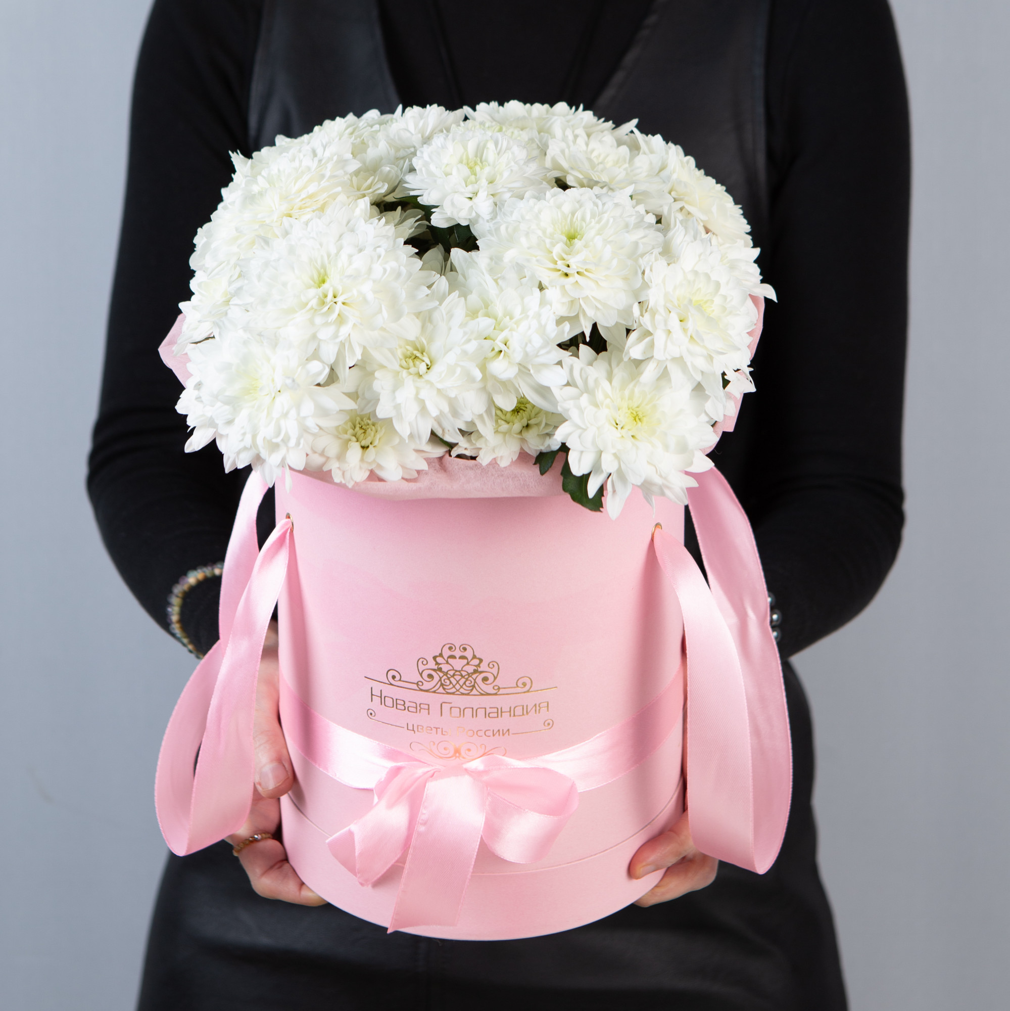 7 Белых хризантем в розовой шляпной коробке №78