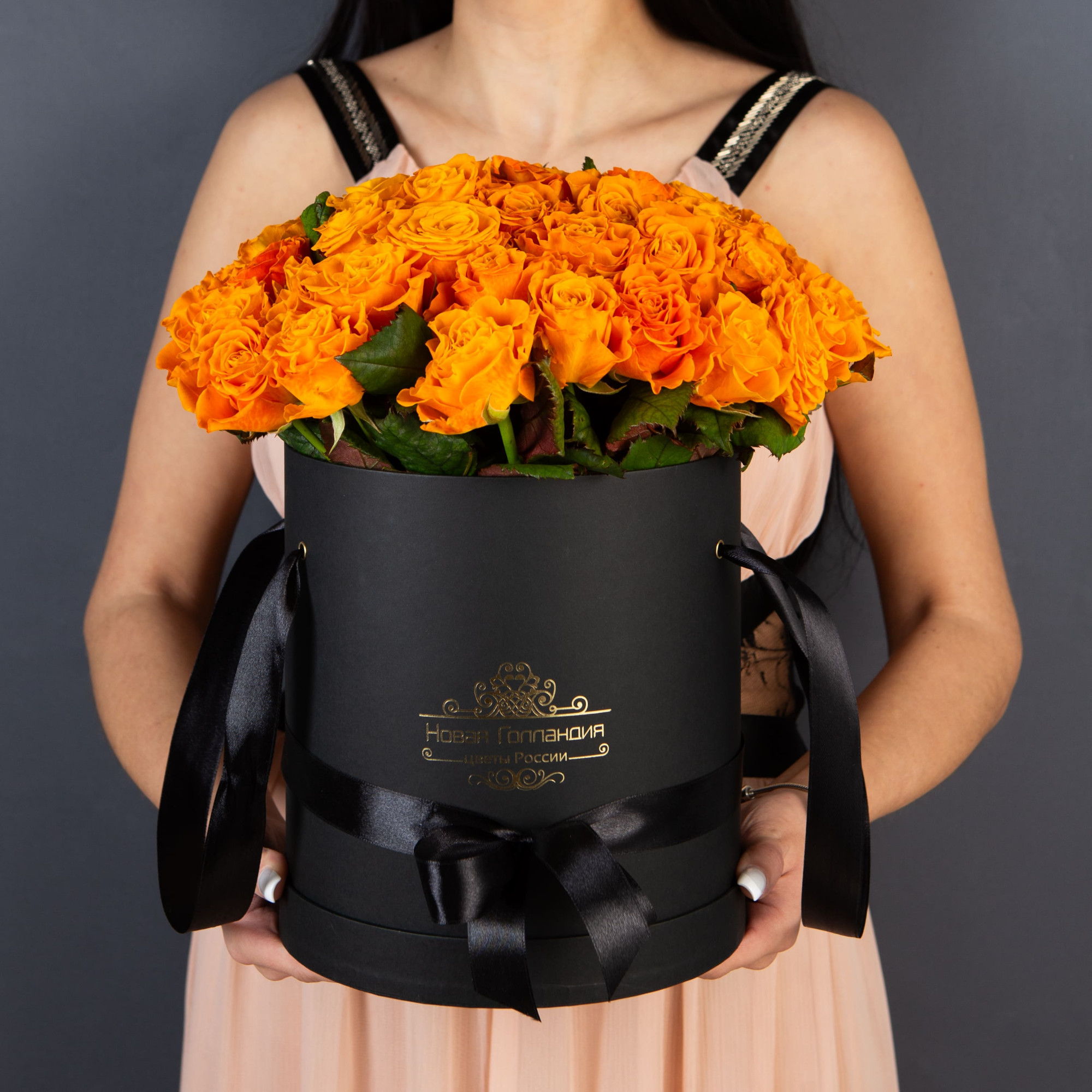 51 Оранжевая роза в большой черной шляпной коробке №335