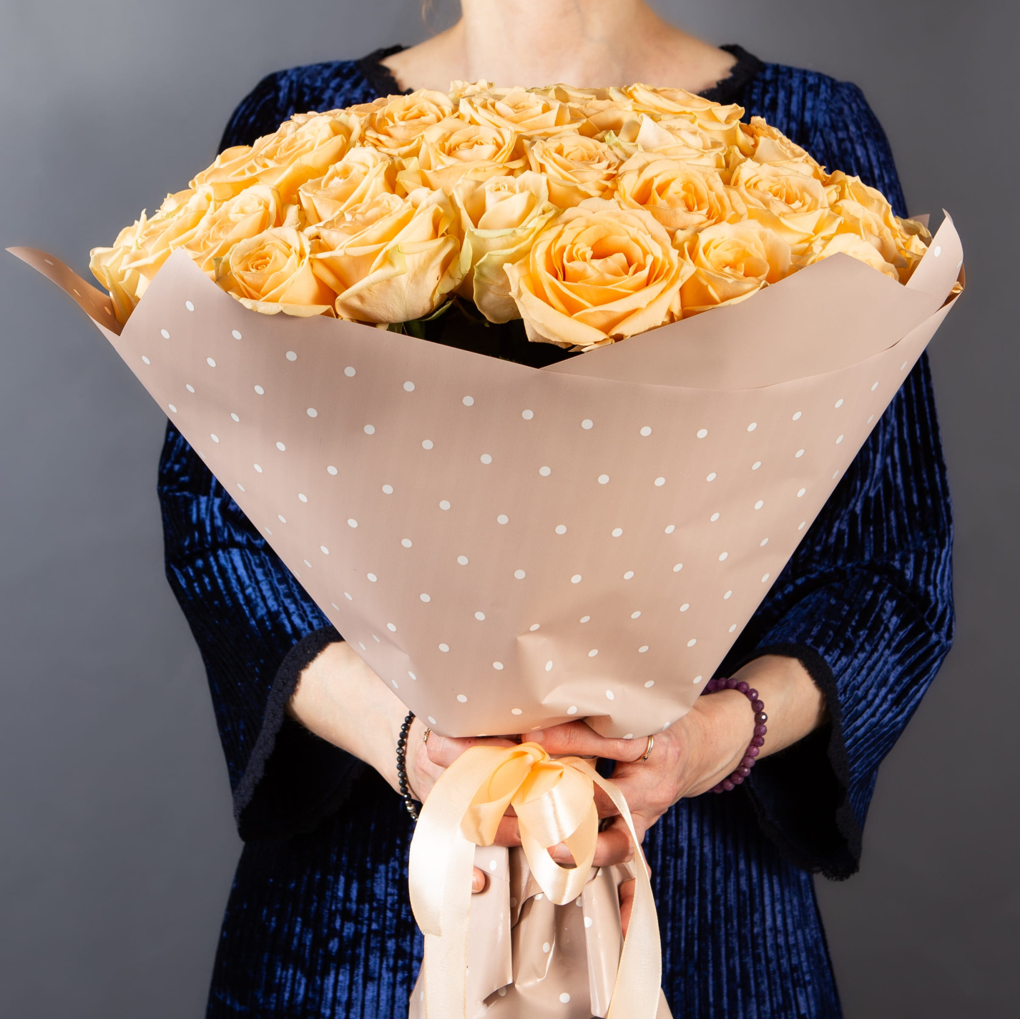 Букет 55 кремовых роз 40 см