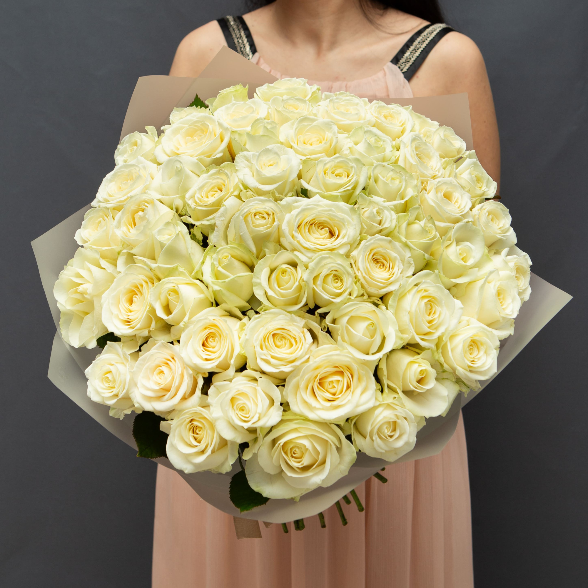 Букет 55 белых роз 50 см.