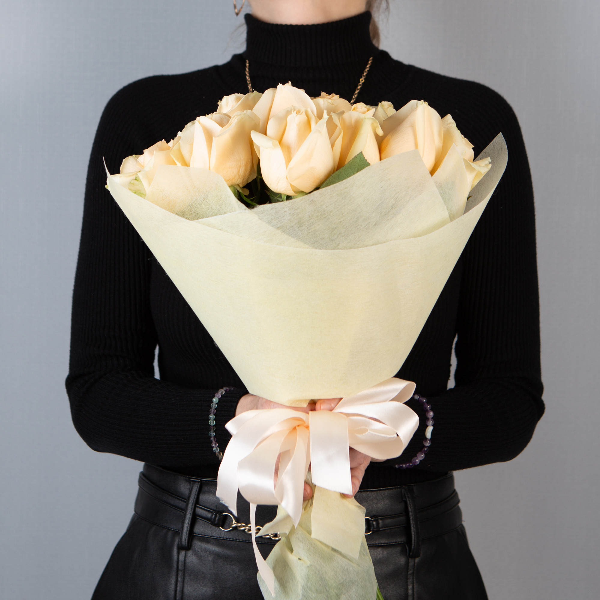 Букет 25 кремовых роз Кения 40 см в упаковке