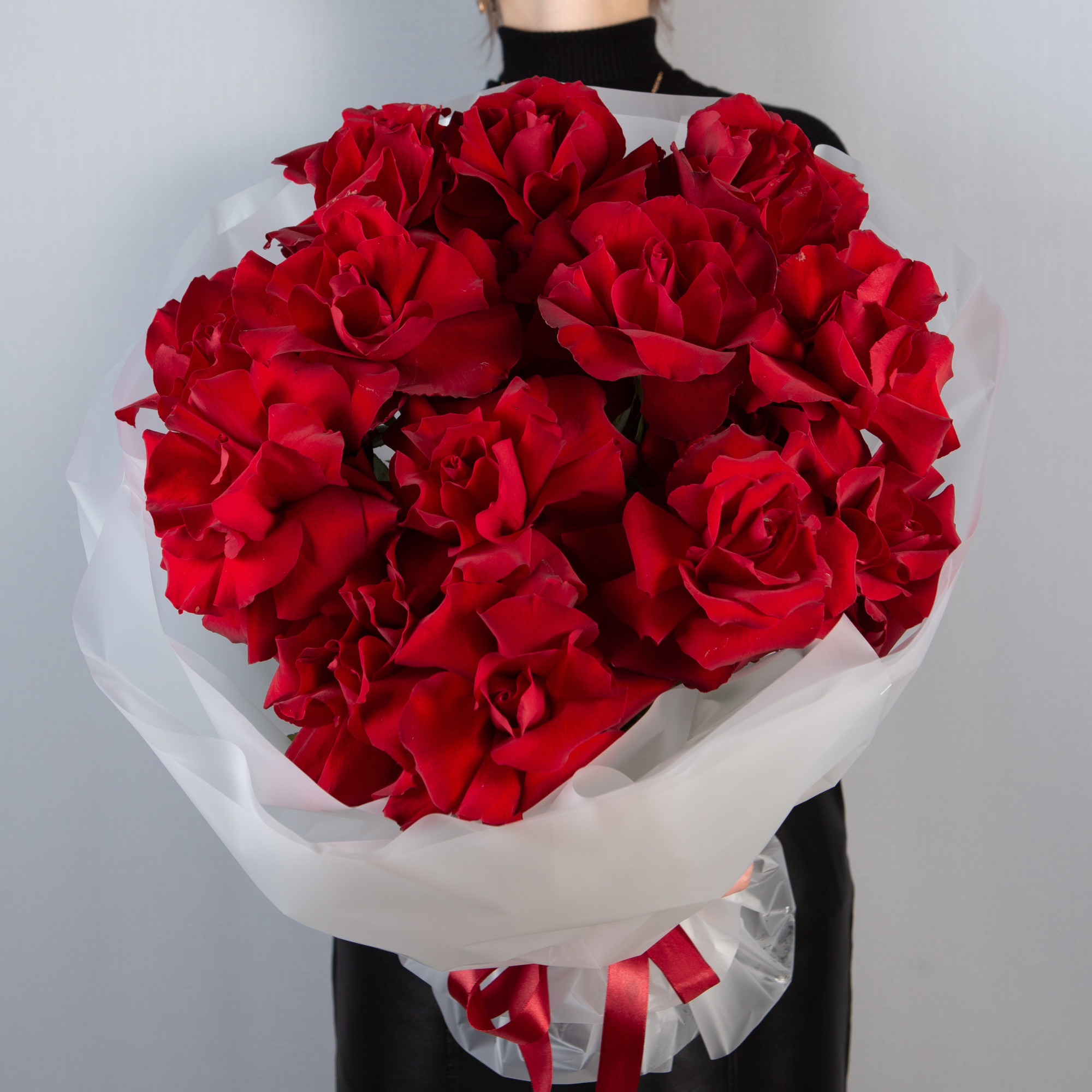 Букет 15 французских красных роз в упаковке