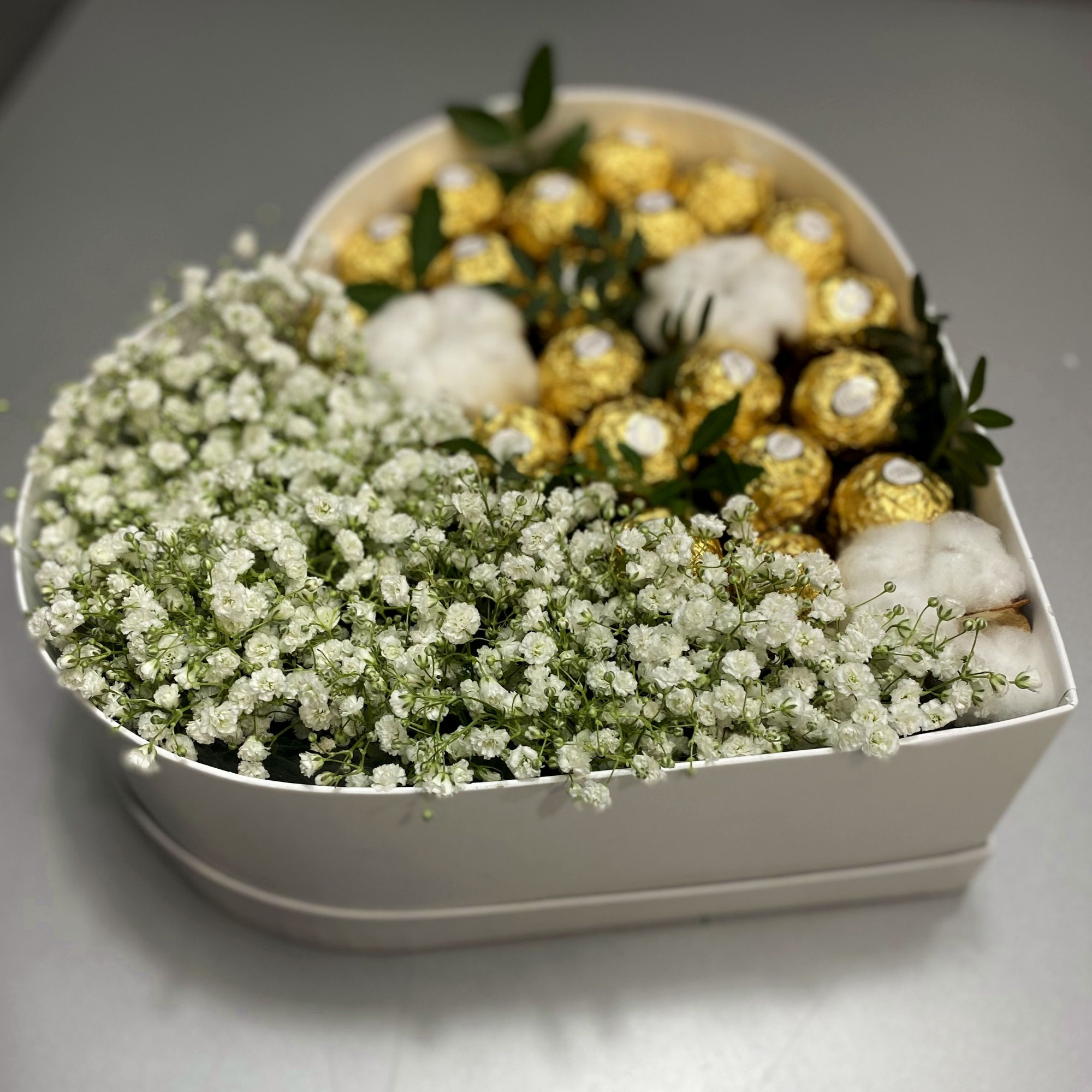 Сердце из гипсофилы и конфет