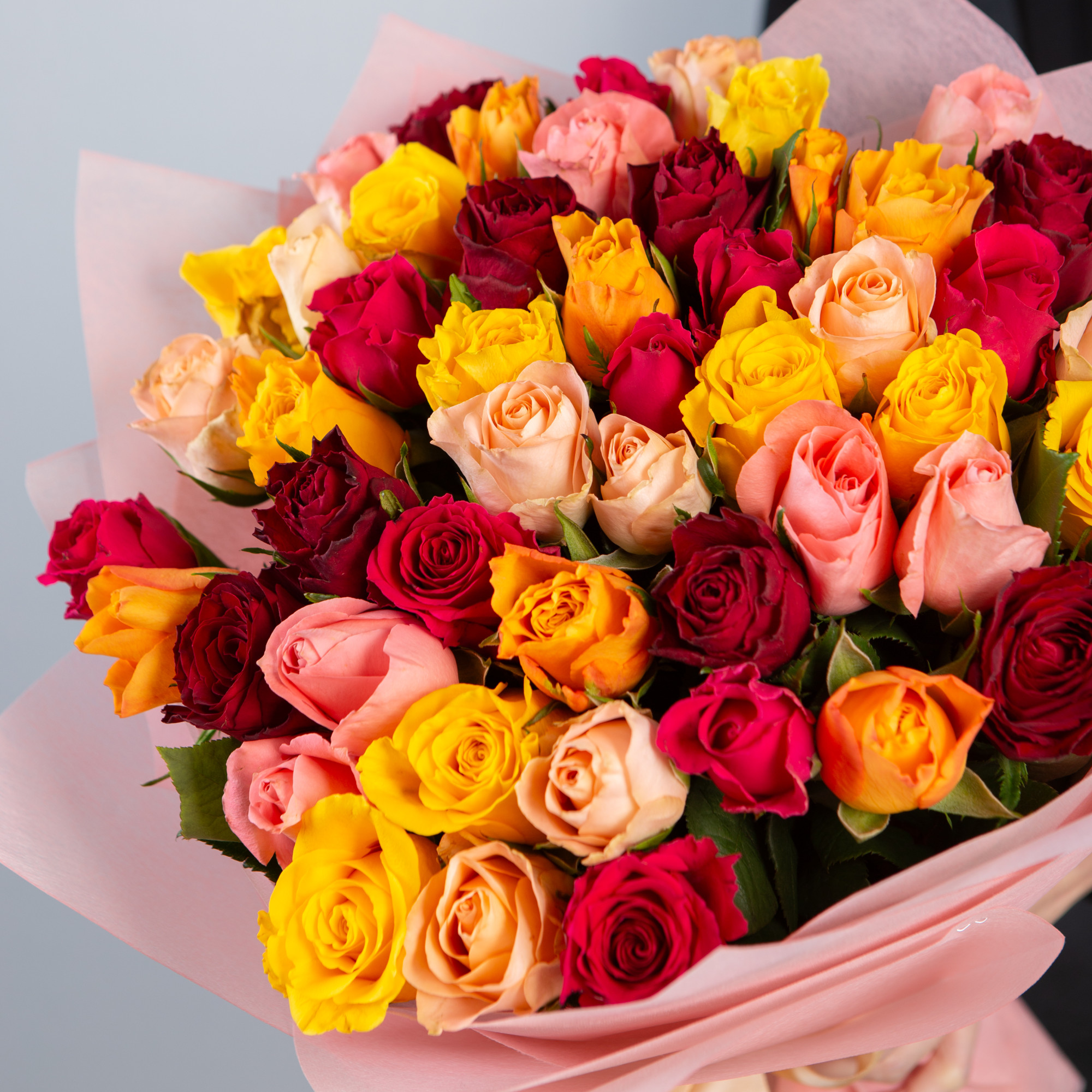 Букет 51 роза Кения микс 40 см в упаковке
