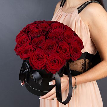 25 красных роз в черной шляпной коробке №49
