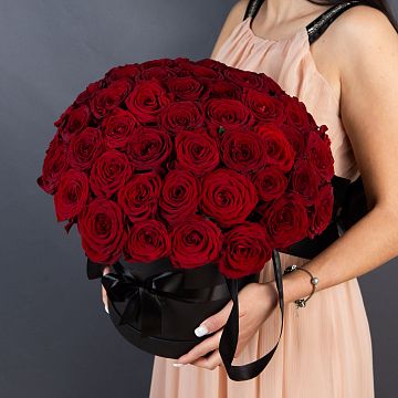 51 Красная роза в большой черной шляпной коробке №212