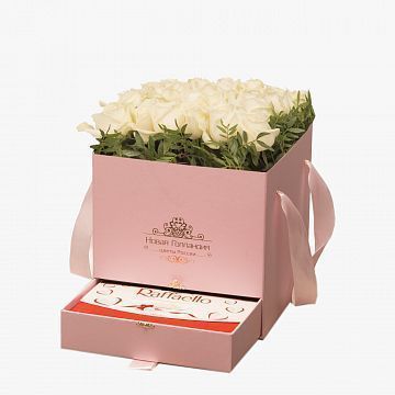 Розовая коробка шкатулка 25 белых роз Raffaello в подарок №383