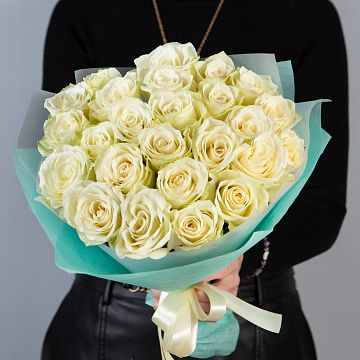 Букет 25 белых роз Кения 40 см в упаковке