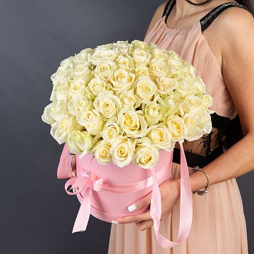 51 Белая роза в большой розовой шляпной коробке №114