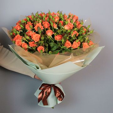 Букет 21 кустовая оранжевая роза 40 см