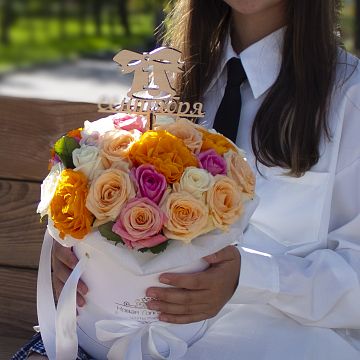 25 Роз ассорти в белой шляпной коробке