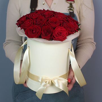 25 красных роз в бежевой шляпной коробке